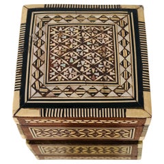 Caja de marquetería con incrustaciones de mosaico de nácar, Oriente Próximo. c. 1960
