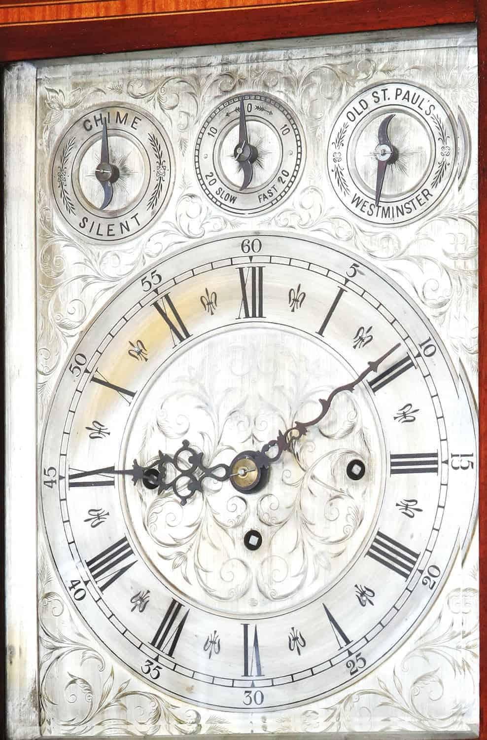 Horloge à bras vers 1880 jouant sur 2 airs Westminster et vieux St. Paul's jouant sur des gongs

Mesures : Largeur 42cm
Hauteur 90cm avec support
Profondeur 30cm (sous réserve de confirmation).
