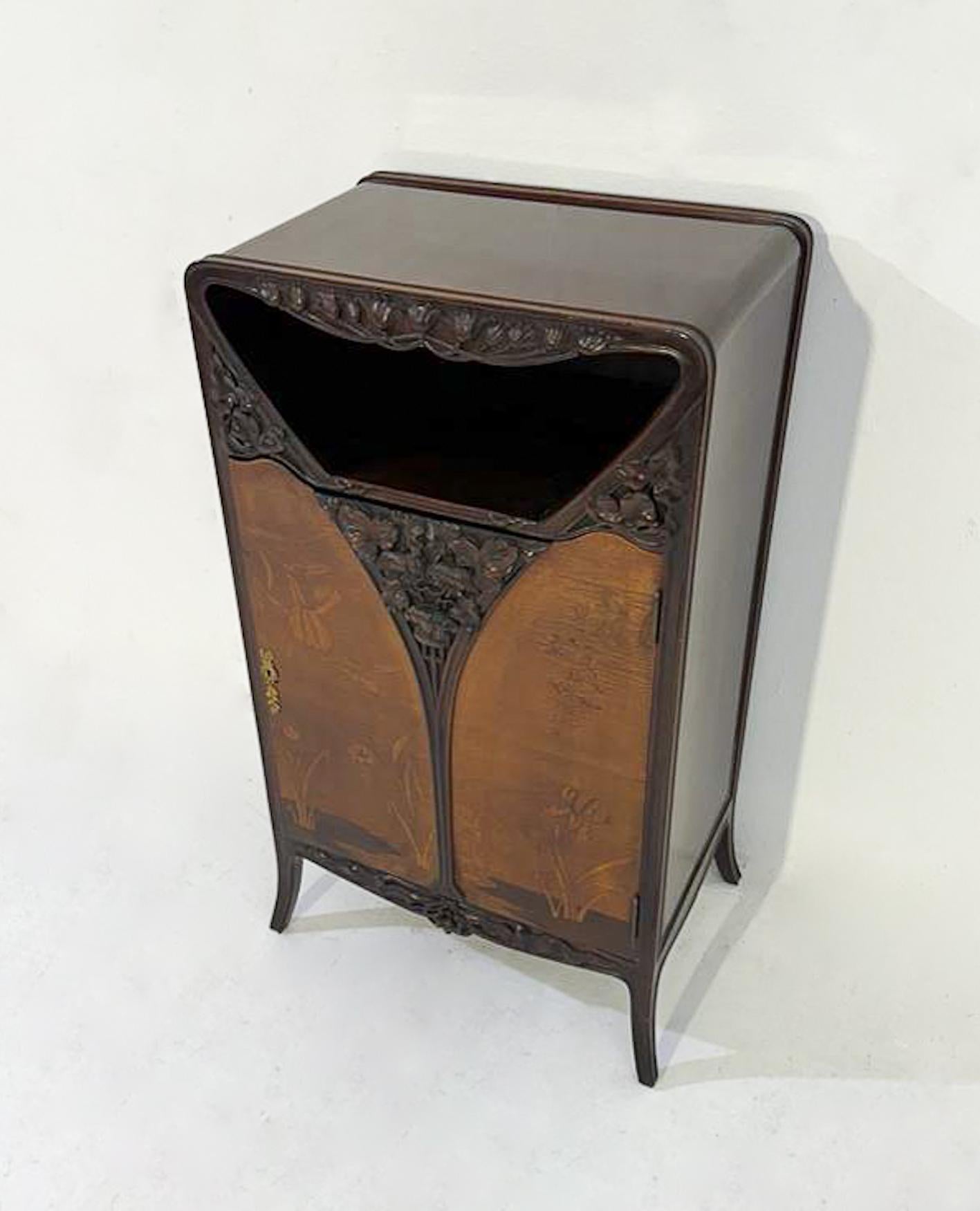 Cabinet en marqueterie d'acajou, vers 1900 en vente 4