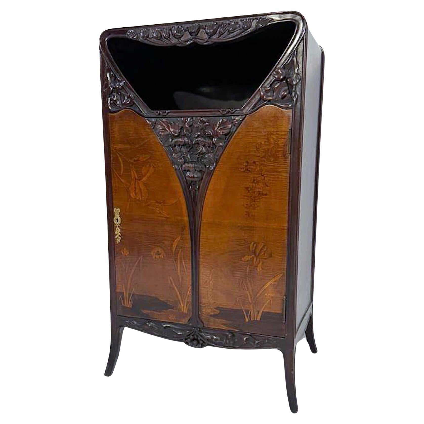 Cabinet en marqueterie d'acajou, vers 1900 en vente