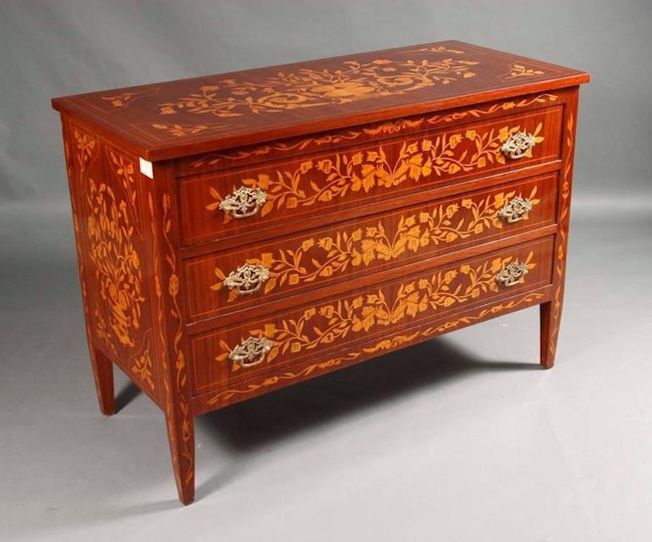 Neoclassico Commode intarsiato in stile neoclassico, impiallacciato in mahagonia e acero in vendita