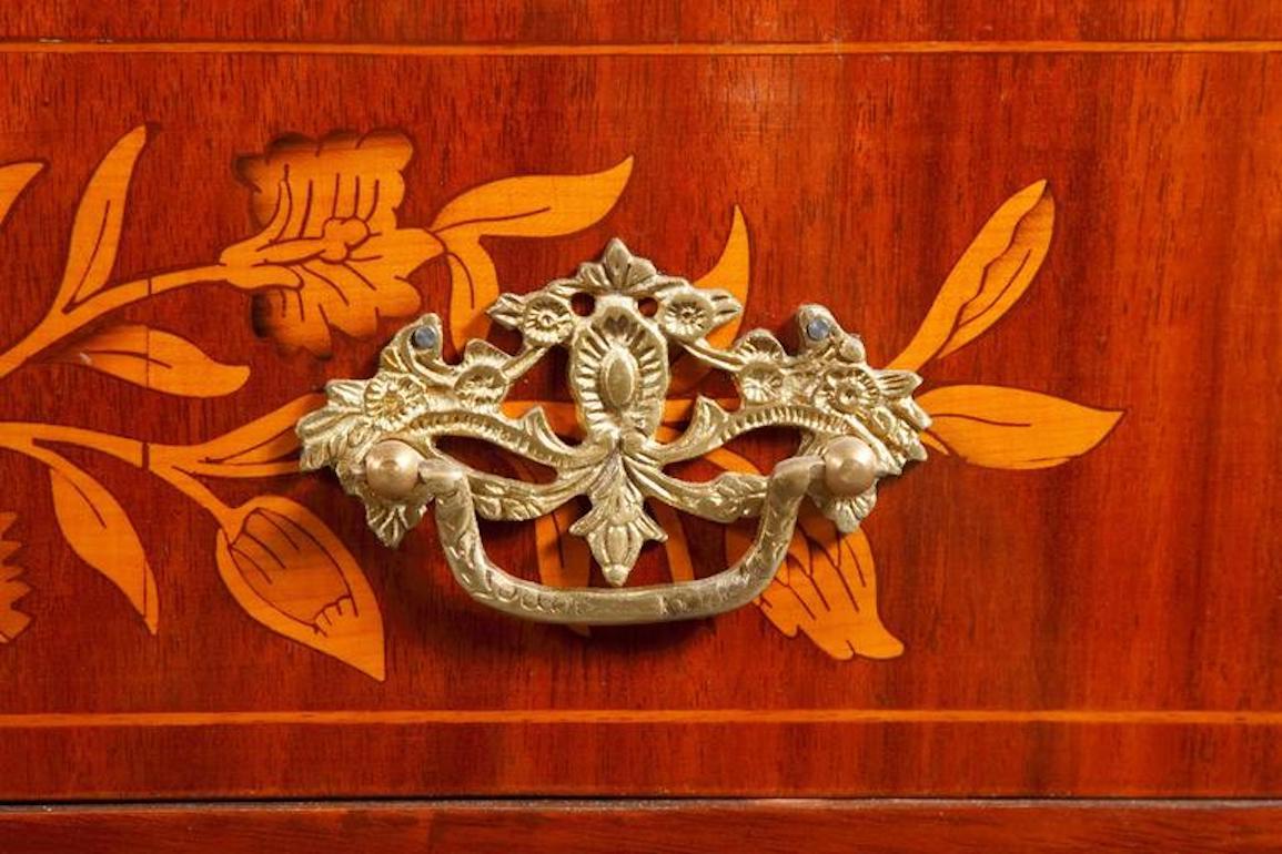 XX secolo Commode intarsiato in stile neoclassico, impiallacciato in mahagonia e acero in vendita