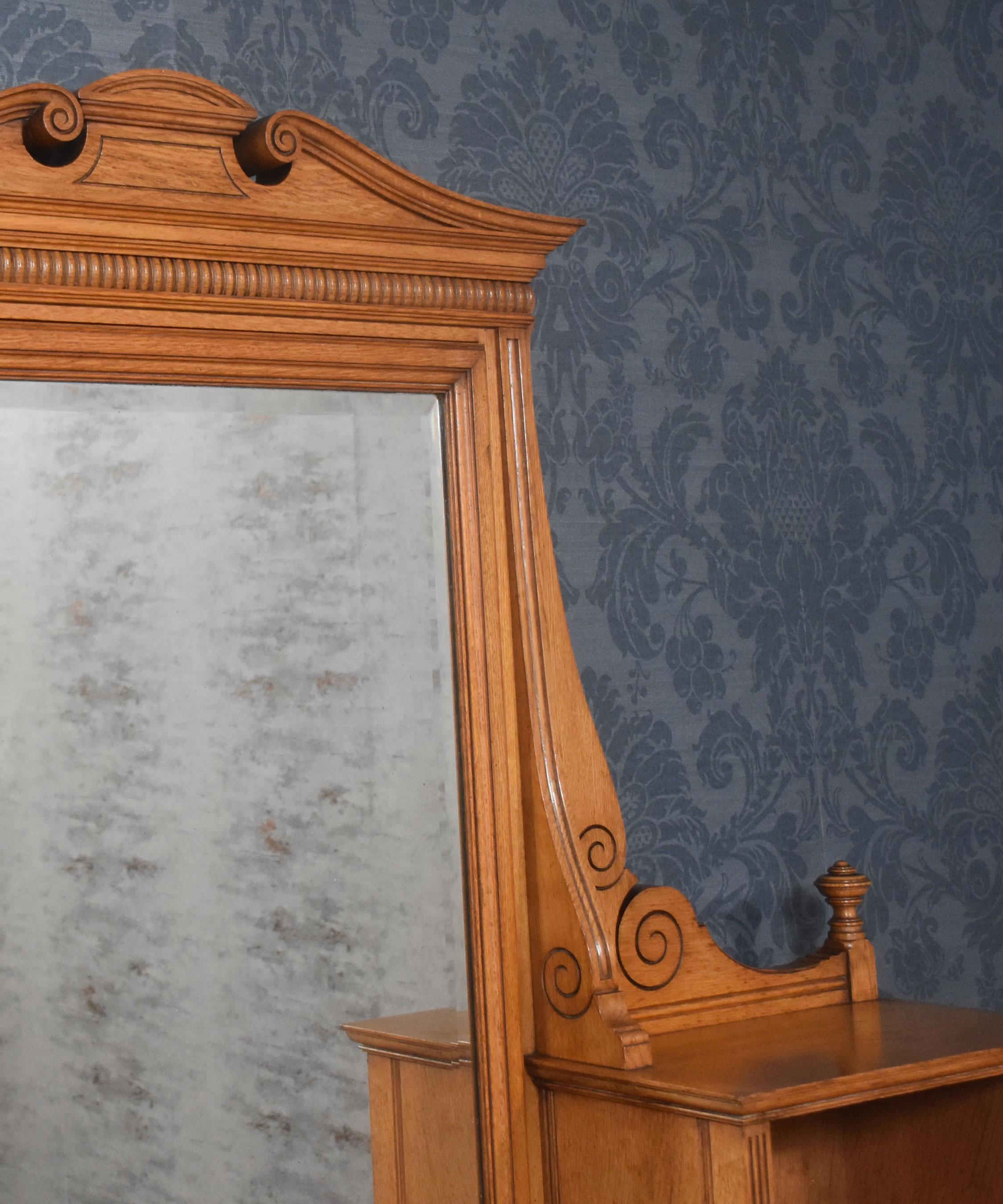 Comodino in rovere intarsiato con intarsio in vendita 5