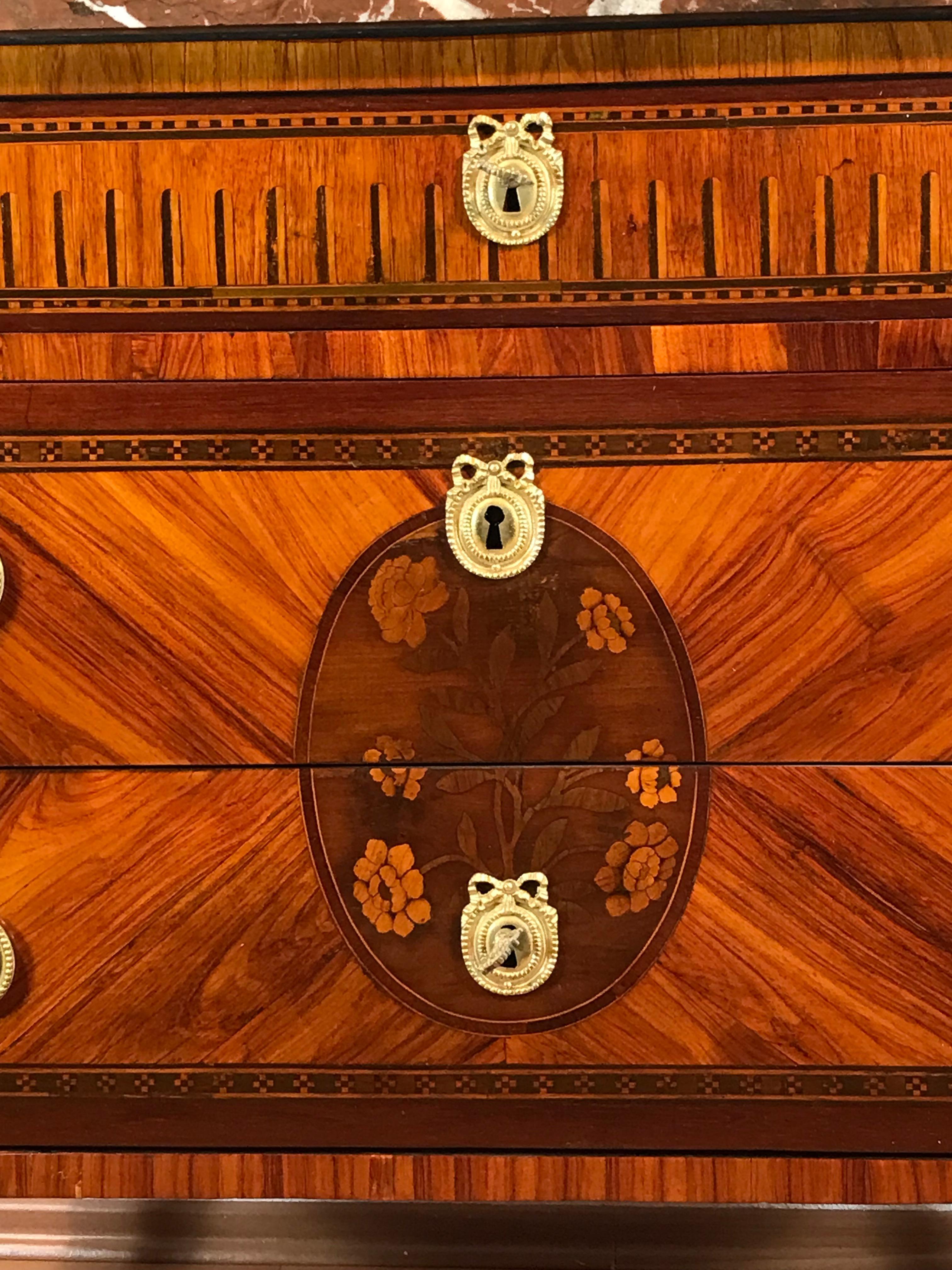 Cassettone Luigi XVI intarsiato, Francia 1770 In condizioni buone in vendita a Leimen, DE