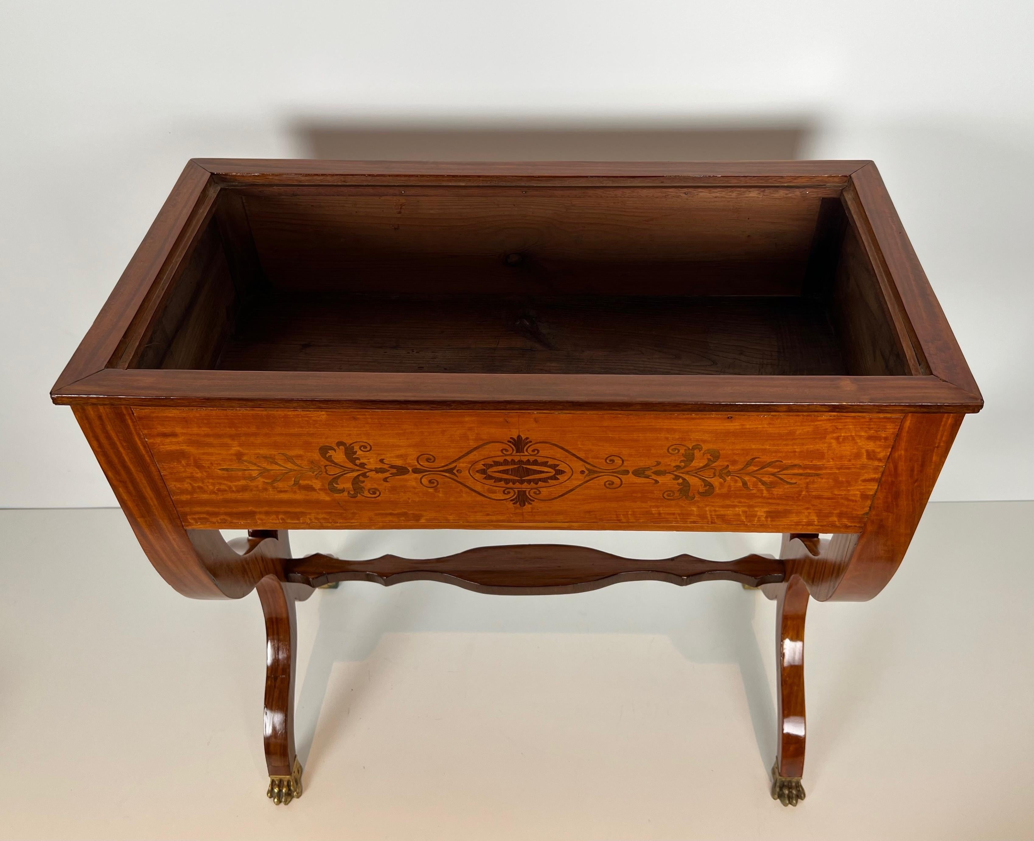 Vaso in legno intarsiato con intarsio di amaranto, base a 