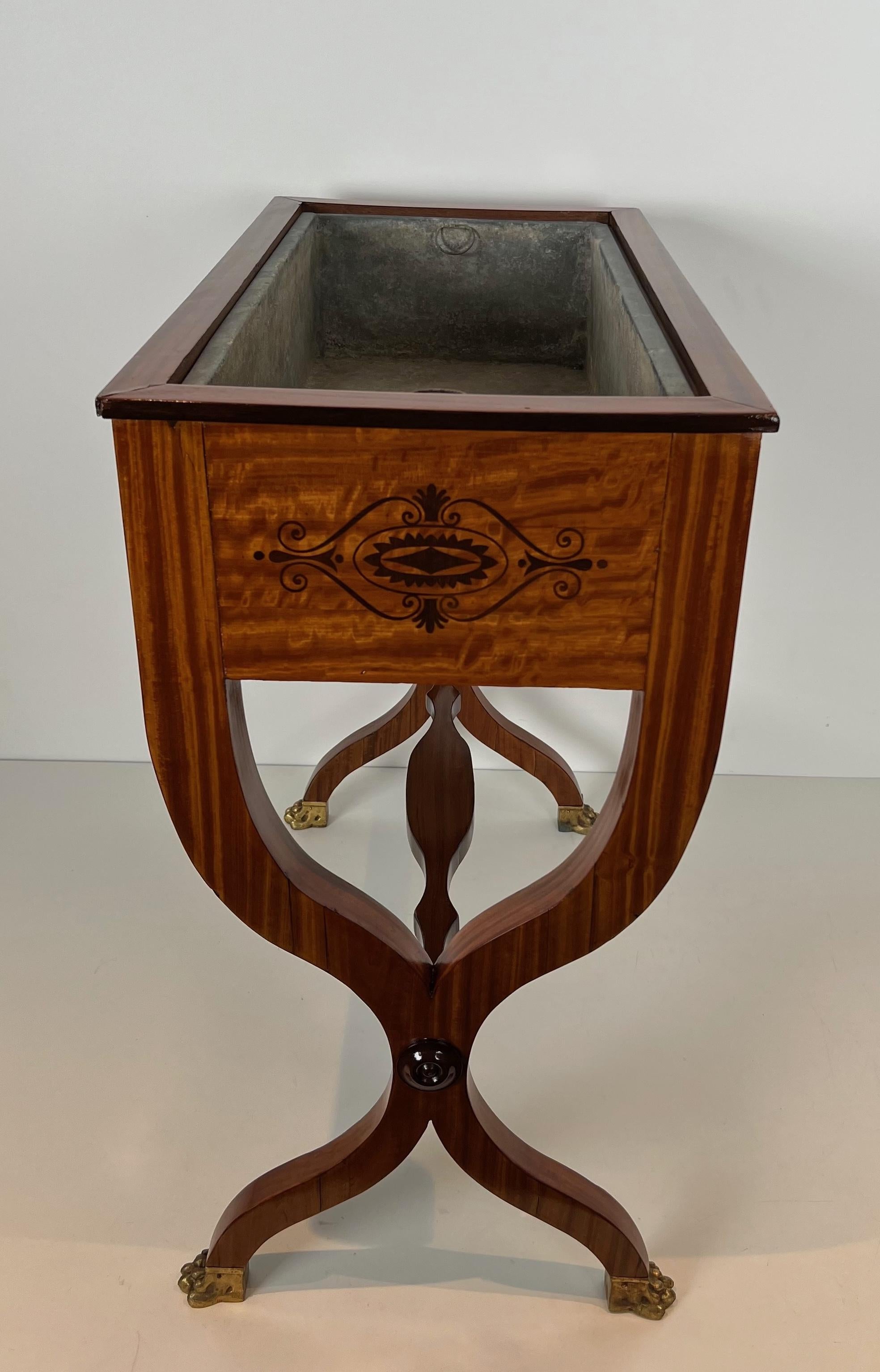 Vaso in legno intarsiato con intarsio di amaranto, base a 