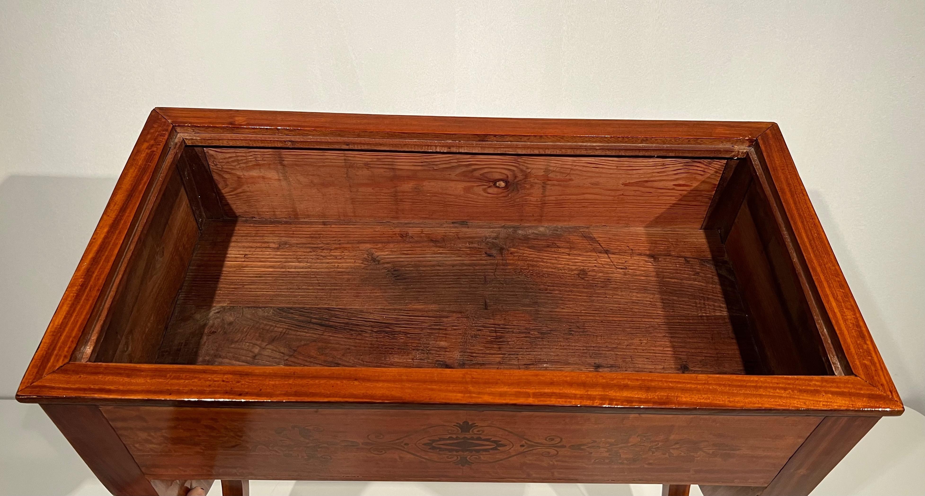 Vaso in legno intarsiato con intarsio di amaranto, base a 