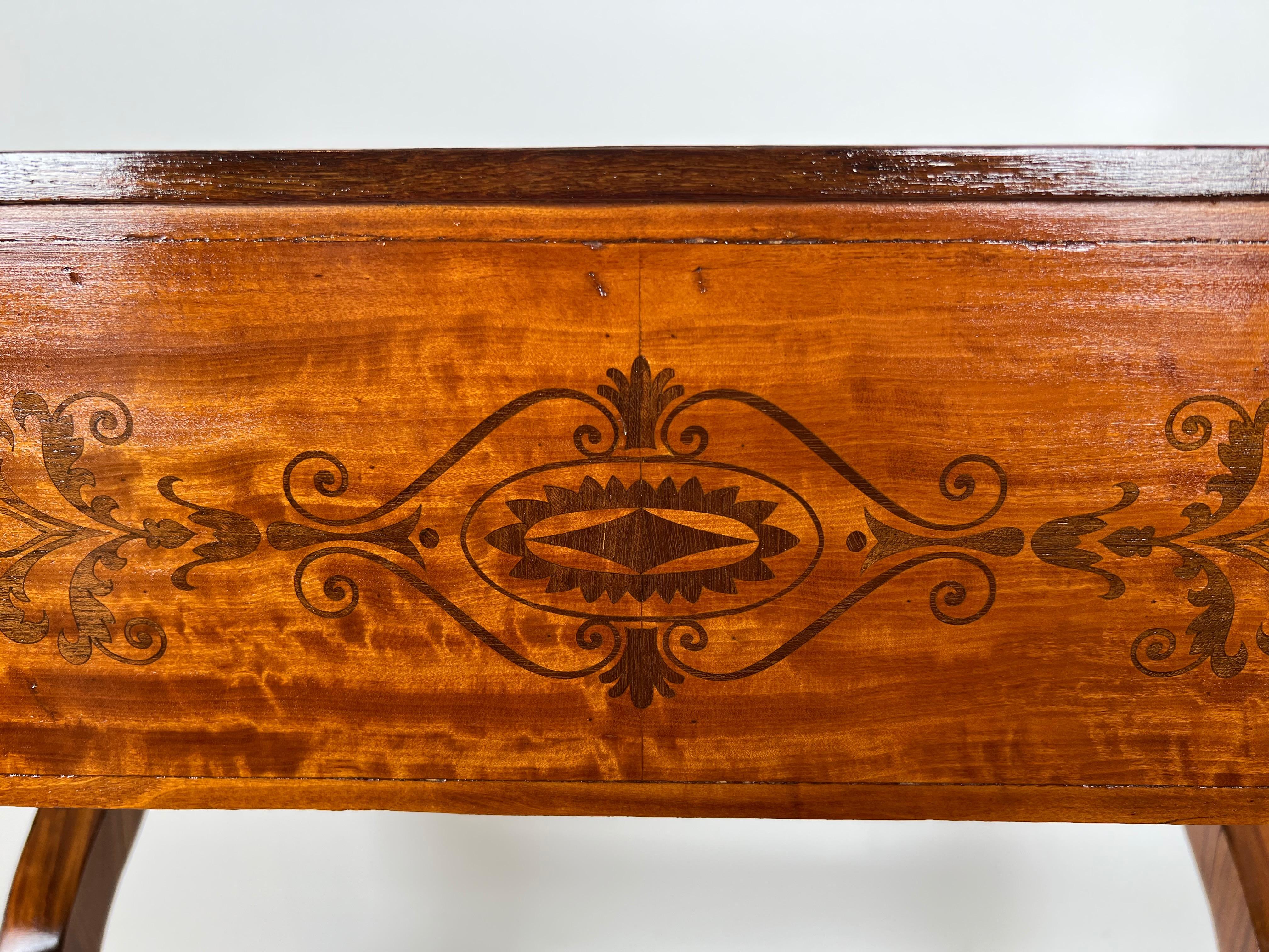 Vaso in legno intarsiato con intarsio di amaranto, base a 