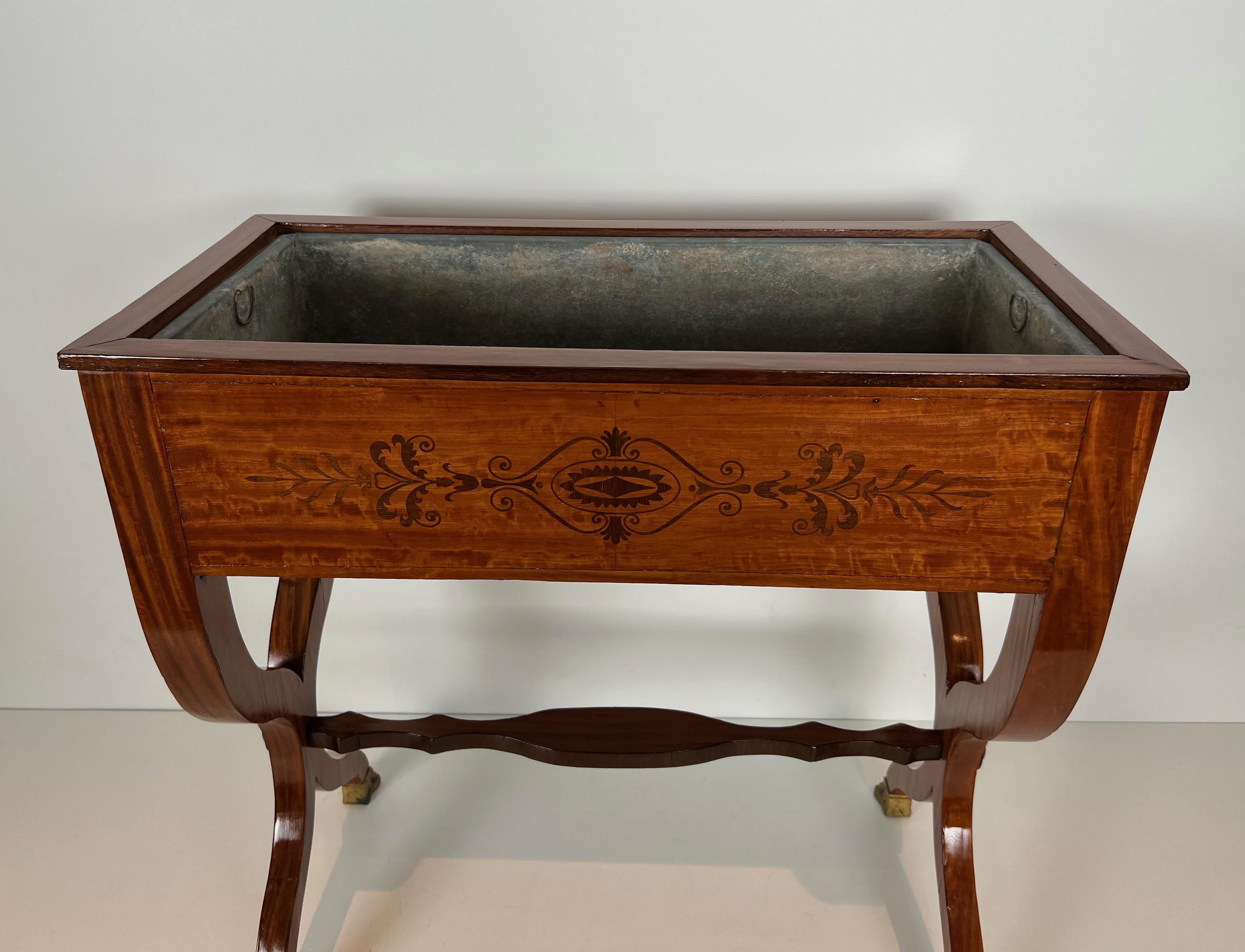 Francese Vaso in legno intarsiato con intarsio di amaranto, base a 