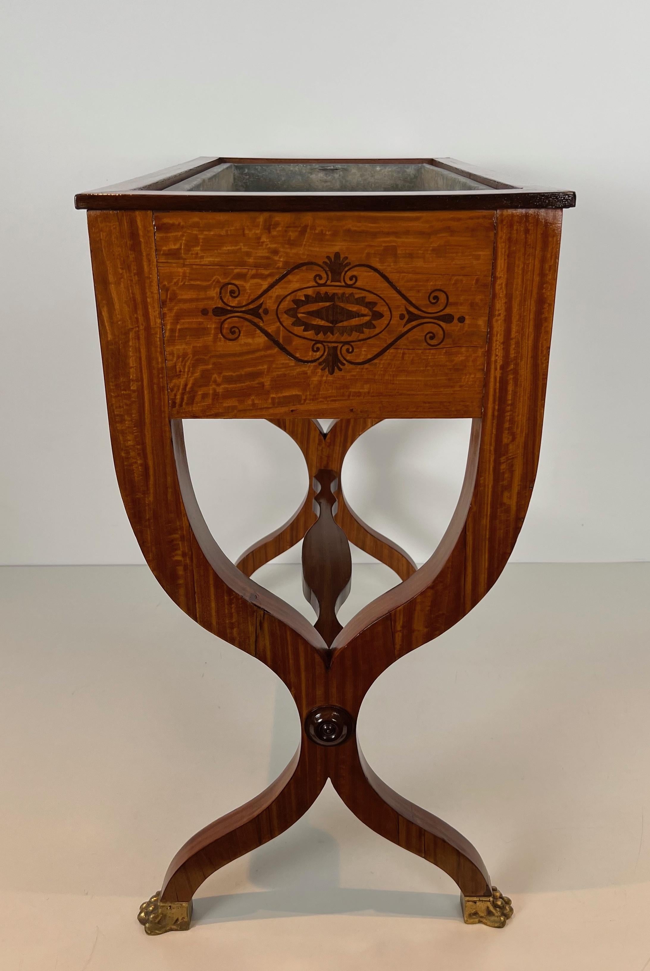 Vaso in legno intarsiato con intarsio di amaranto, base a 