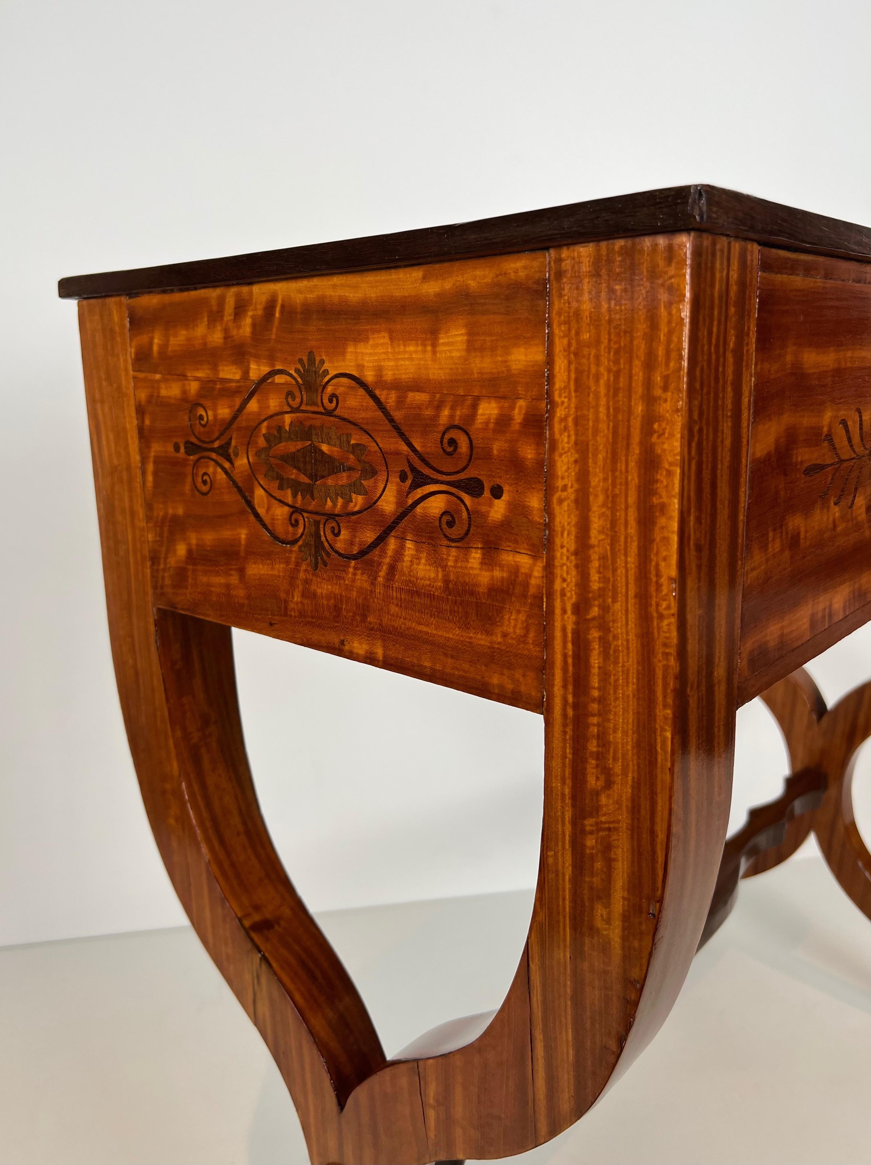Metà XIX secolo Vaso in legno intarsiato con intarsio di amaranto, base a 