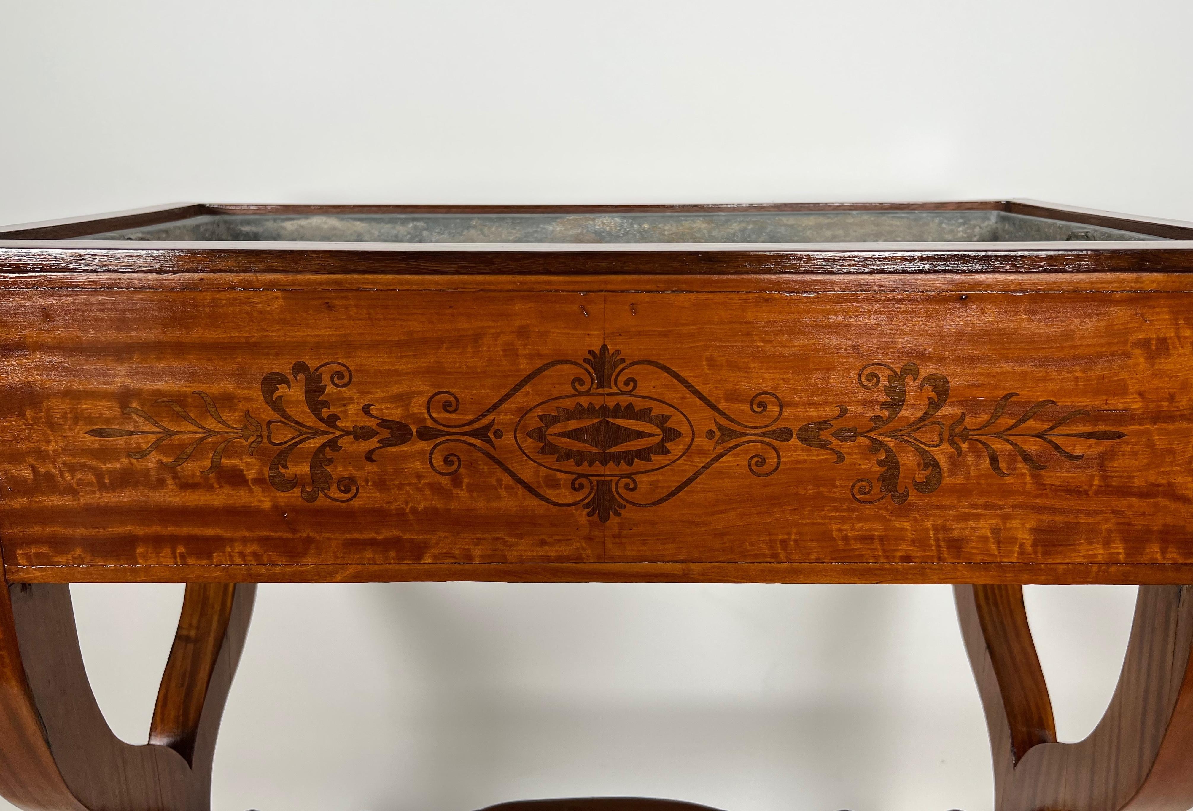 Vaso in legno intarsiato con intarsio di amaranto, base a 