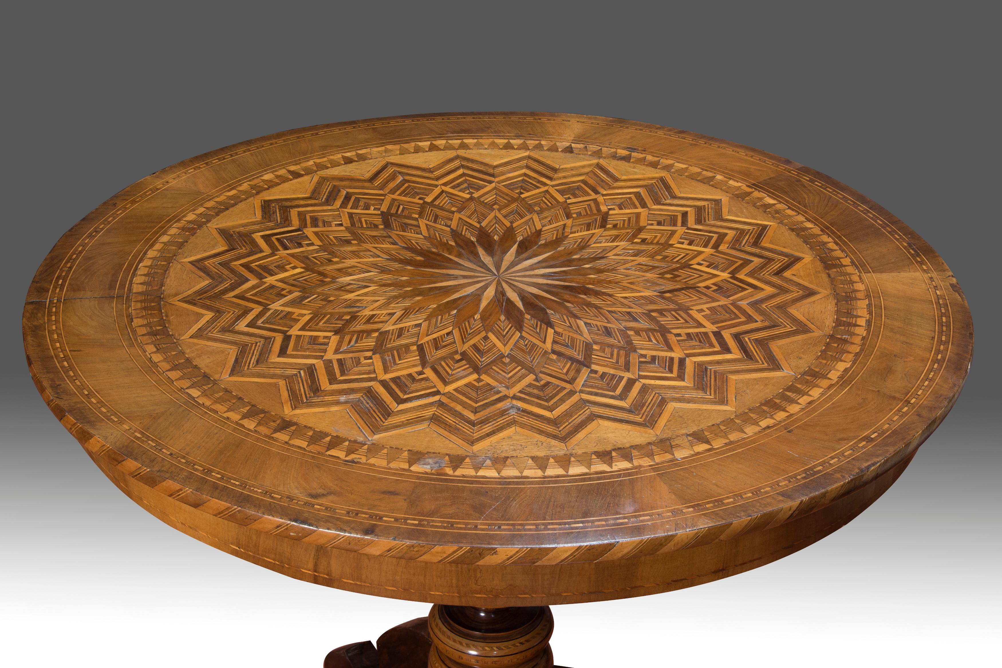 Marquetry Pedestal Table, 19th Century (Europäisch)