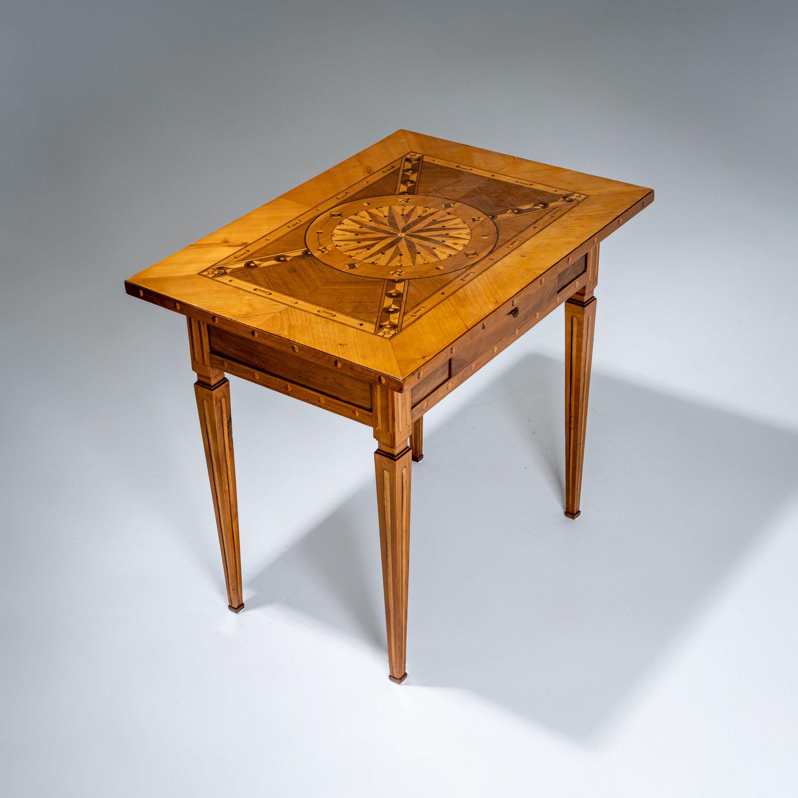 Placage Table d'appoint en marqueterie, Autriche, fin du XVIIIe siècle
