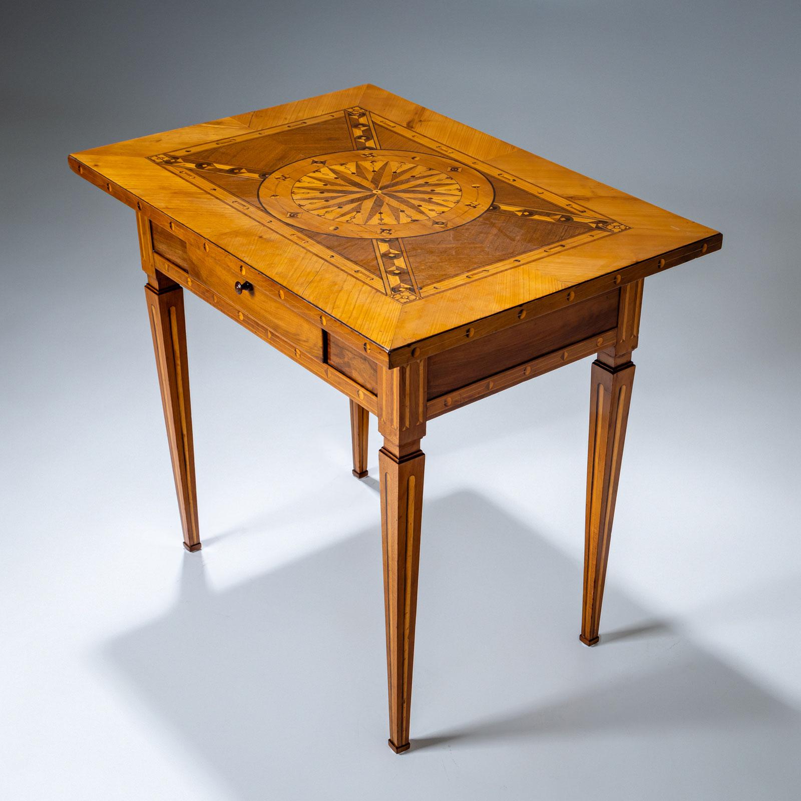 Table d'appoint en marqueterie, Autriche, fin du XVIIIe siècle Bon état à Greding, DE