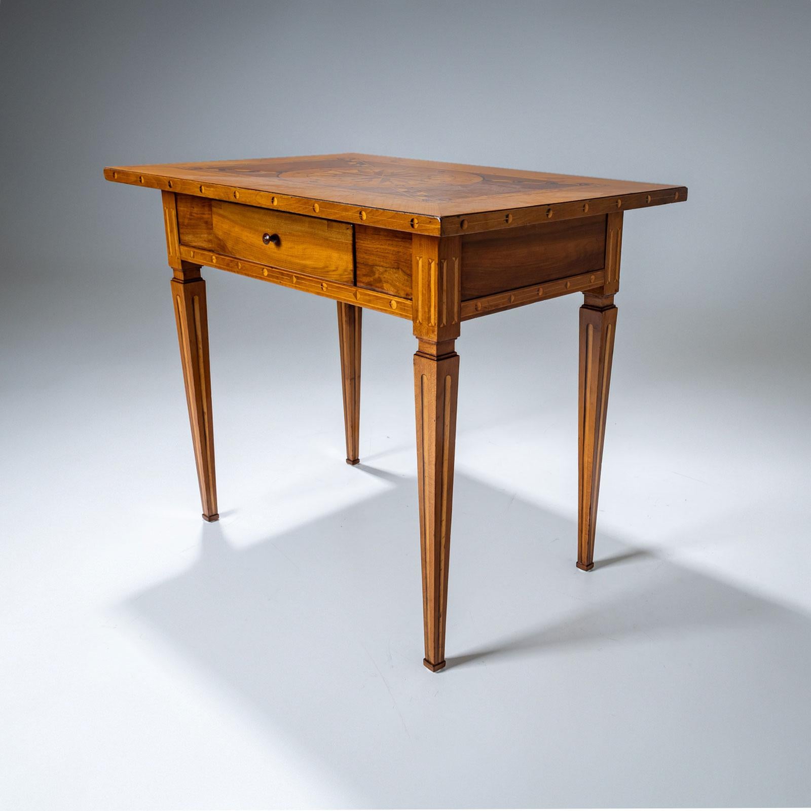 Cerise Table d'appoint en marqueterie, Autriche, fin du XVIIIe siècle