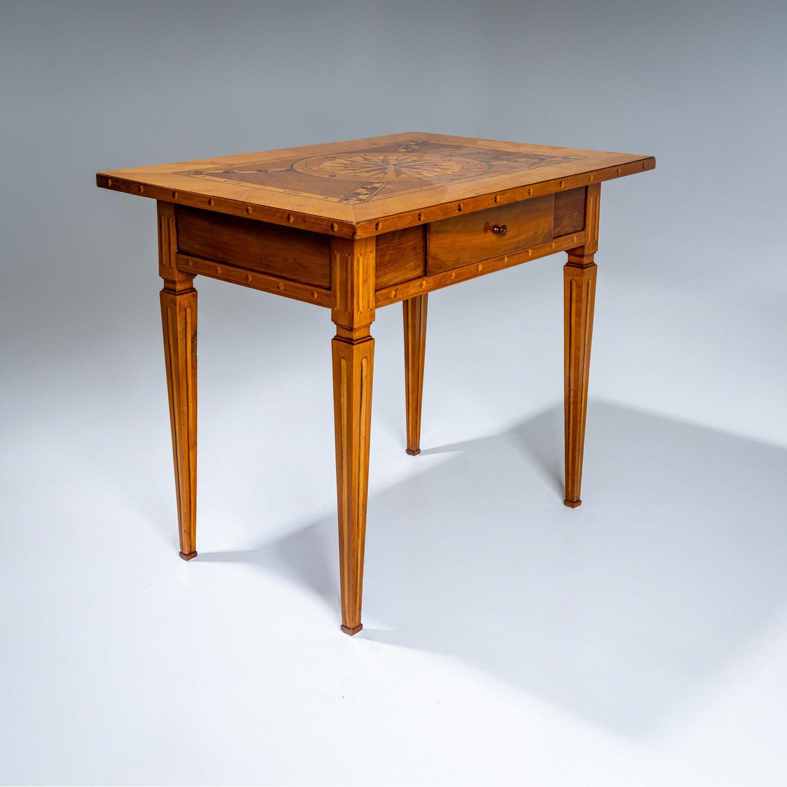 Table d'appoint en marqueterie, Autriche, fin du XVIIIe siècle 1