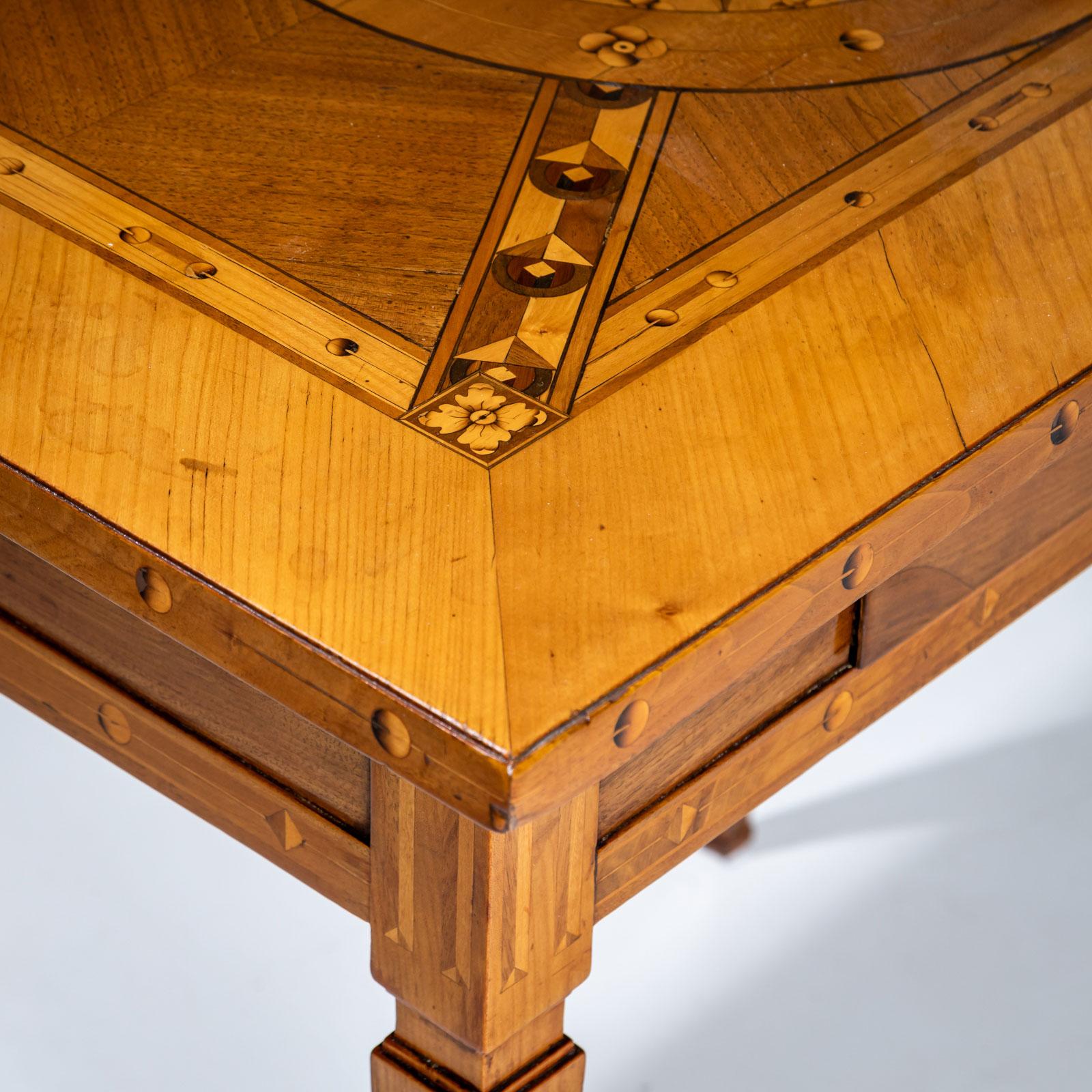 Table d'appoint en marqueterie, Autriche, fin du XVIIIe siècle 2