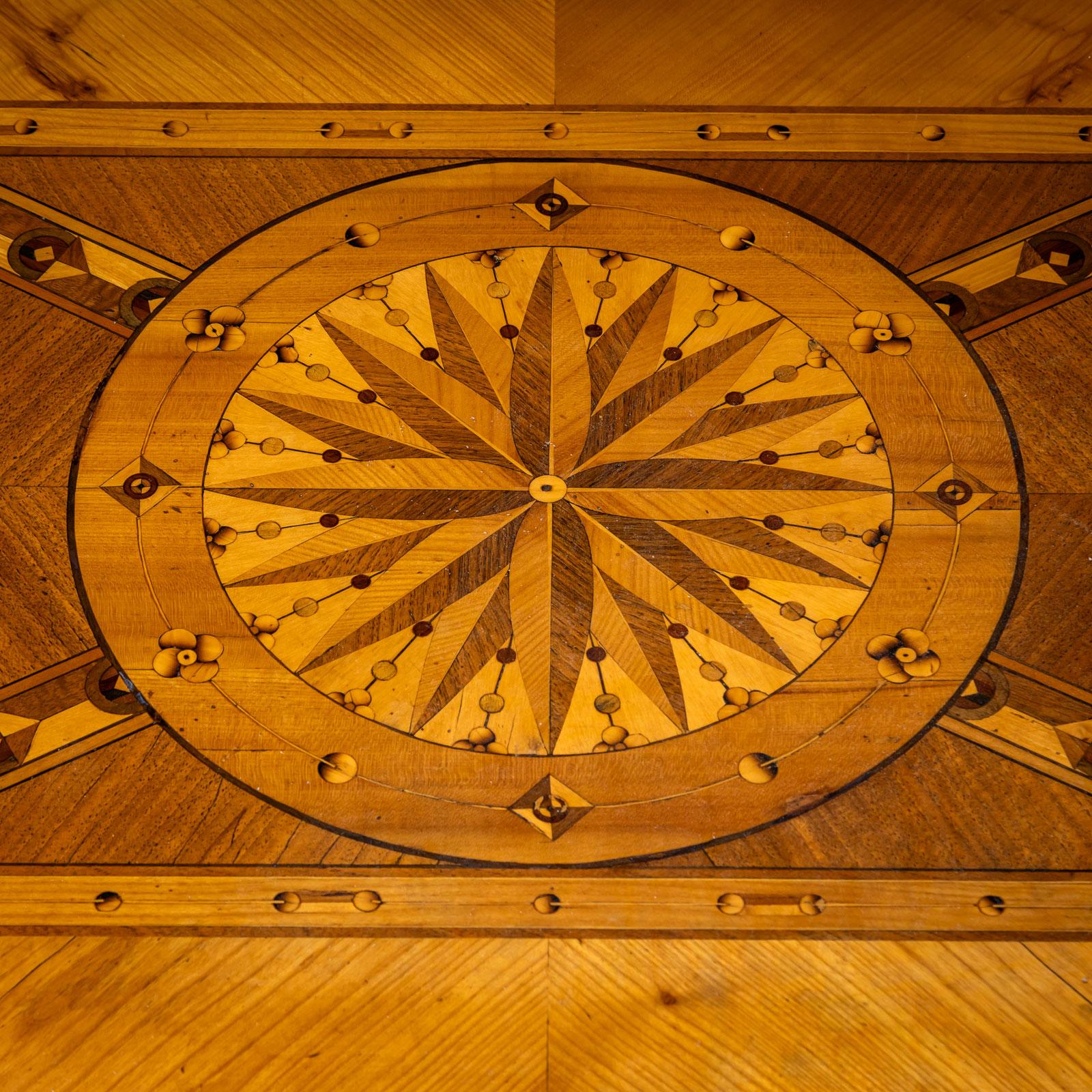 Table d'appoint en marqueterie, Autriche, fin du XVIIIe siècle 3