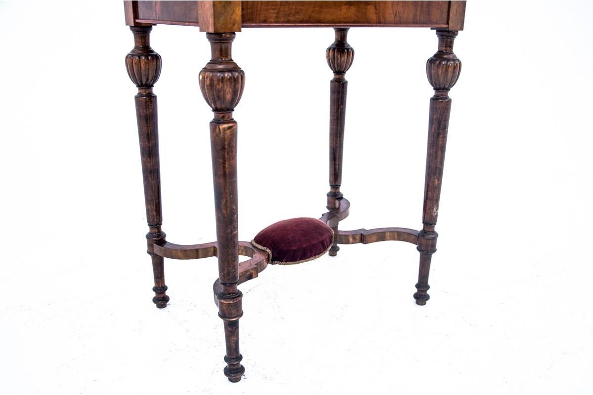 Marquetry table - thread, walnut, Northern Europe, circa 1900.

Very good condition.

Wood: walnut

Dimensions: height 77 cm, width 63 cm, depth 44 cm.