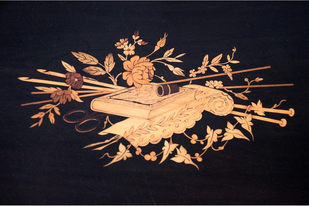 Marquetry Table, Thread, Walnut, Northern Europe, circa 1900 In Good Condition For Sale In Chorzów, PL
