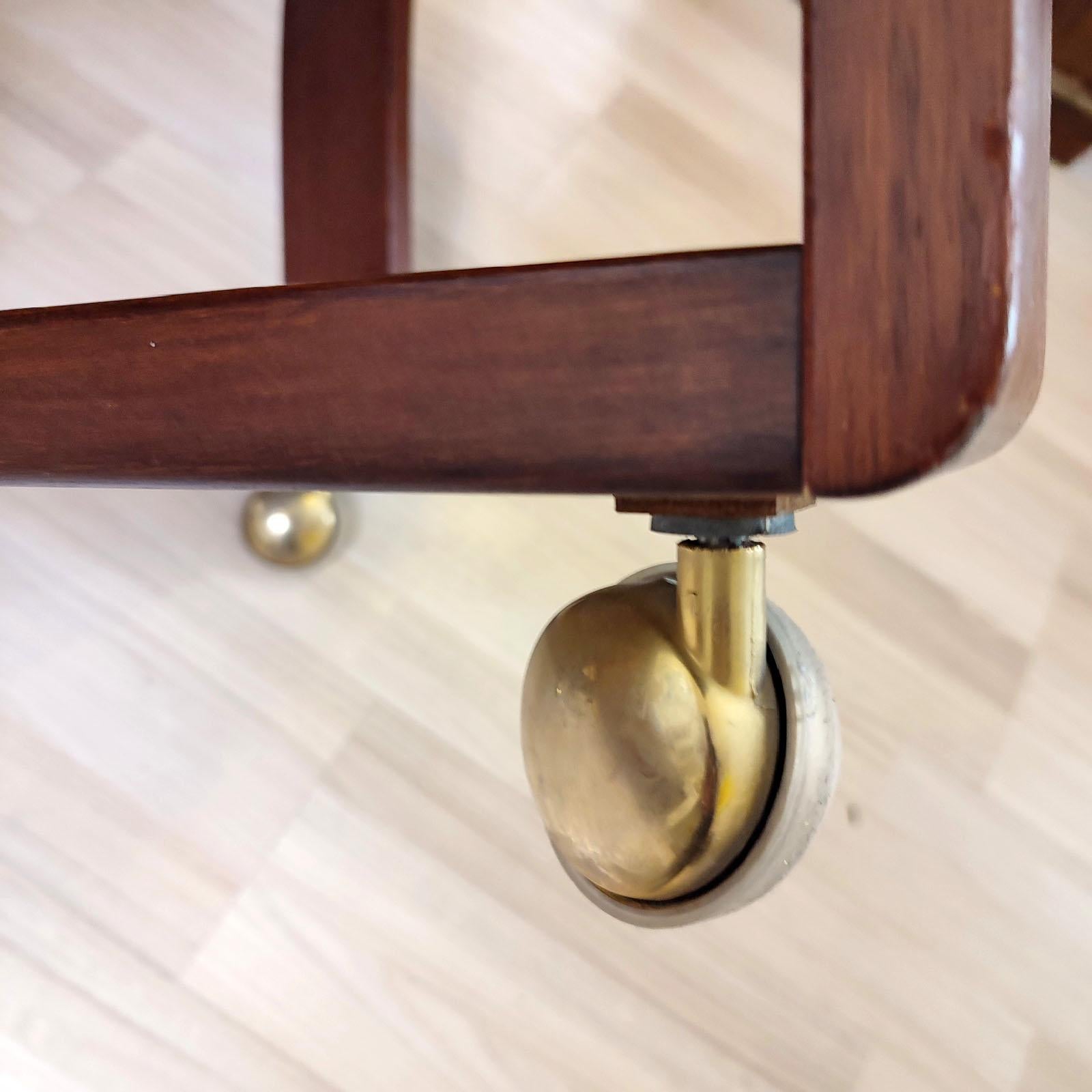 Table basse ronde à plateau en marqueterie et roulettes, Möbelfabriks AB Carlsson Suède en vente 2