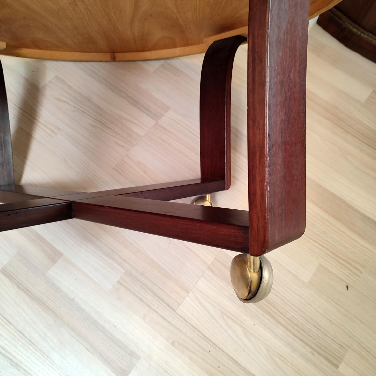 Table basse ronde à plateau en marqueterie et roulettes, Möbelfabriks AB Carlsson Suède en vente 3