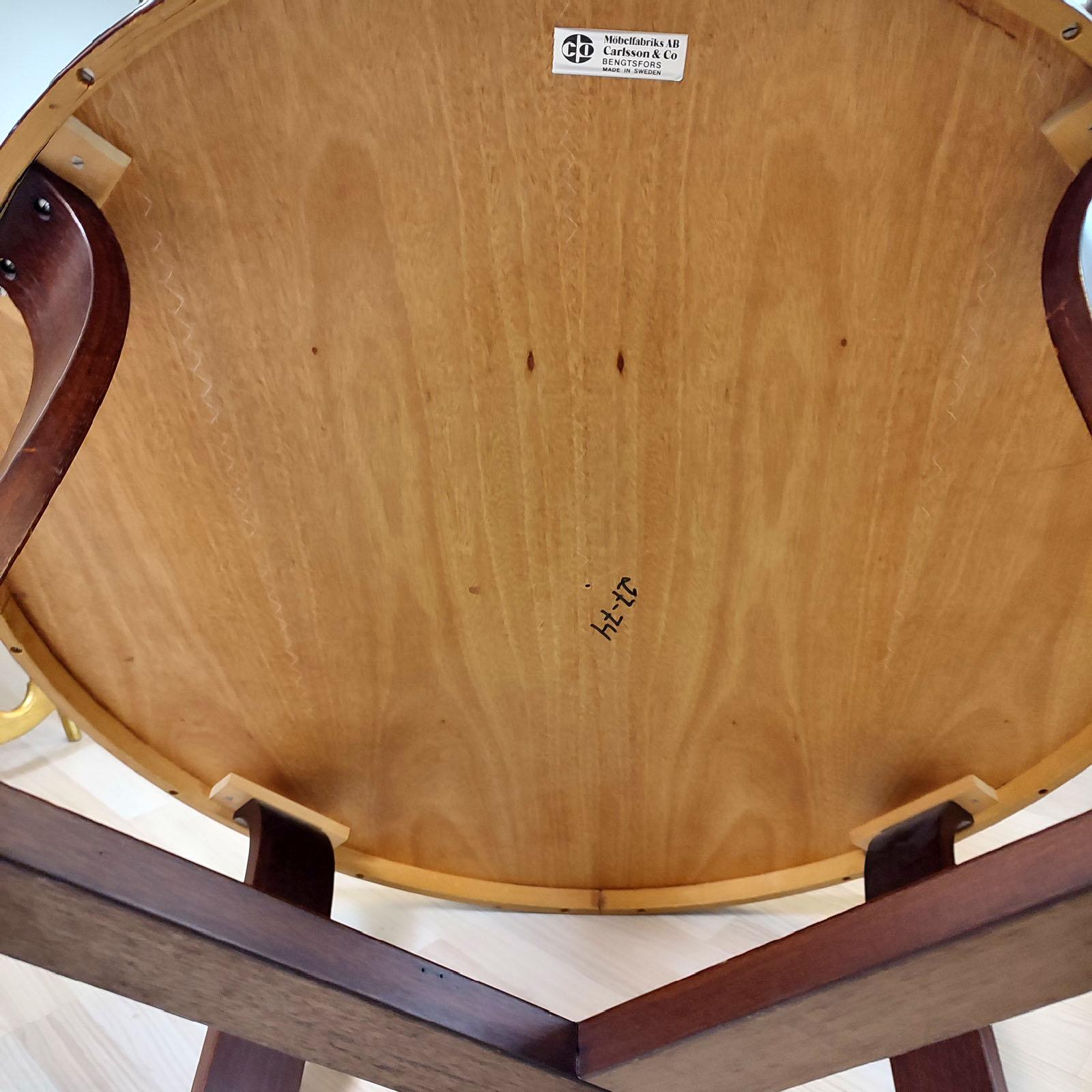 Table basse ronde à plateau en marqueterie et roulettes, Möbelfabriks AB Carlsson Suède en vente 4