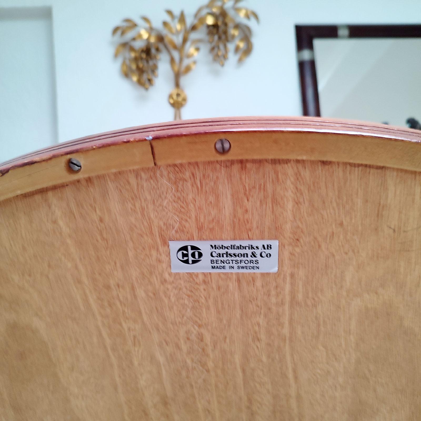 Table basse ronde à plateau en marqueterie et roulettes, Möbelfabriks AB Carlsson Suède en vente 5