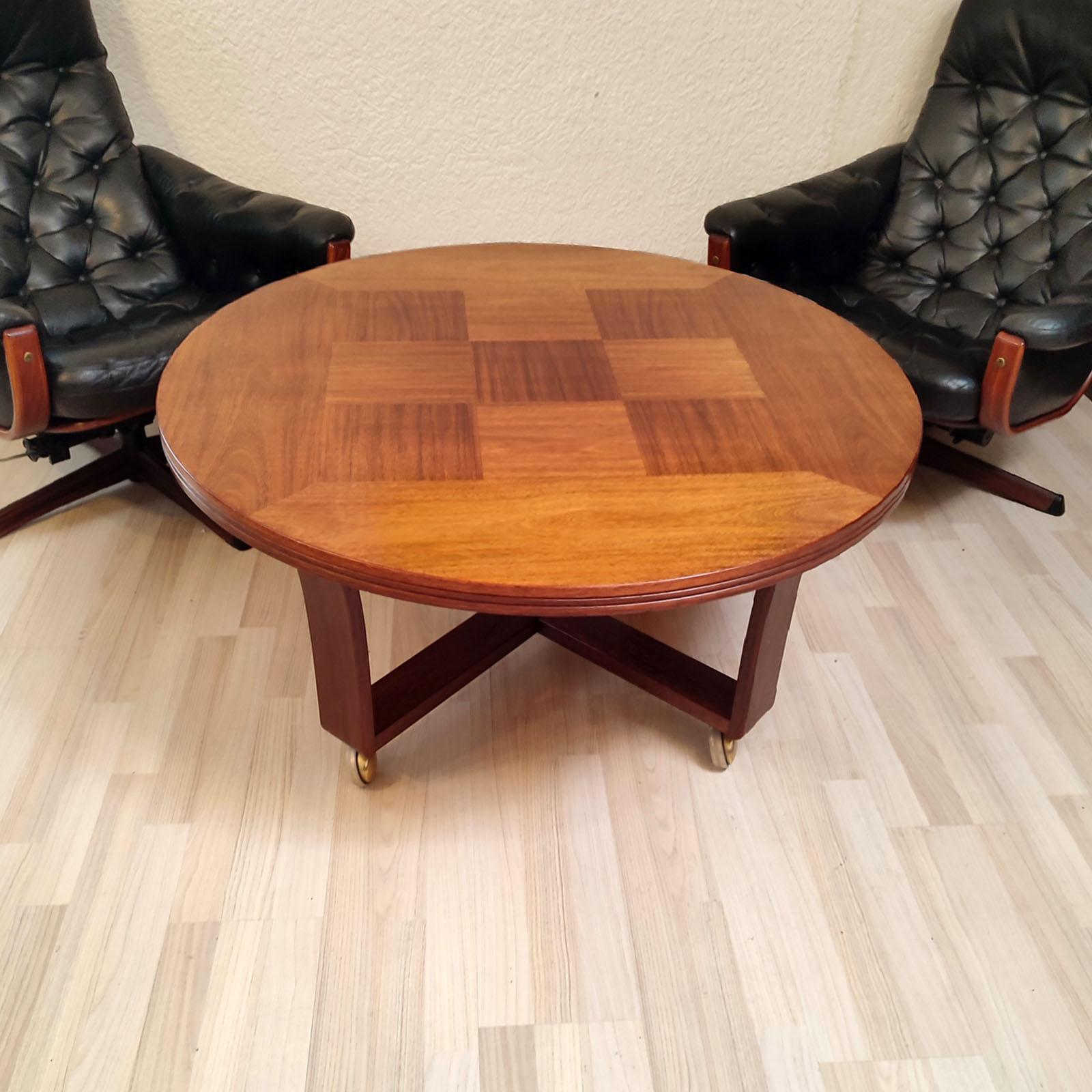 Mid-Century Modern Table basse ronde à plateau en marqueterie et roulettes, Möbelfabriks AB Carlsson Suède en vente