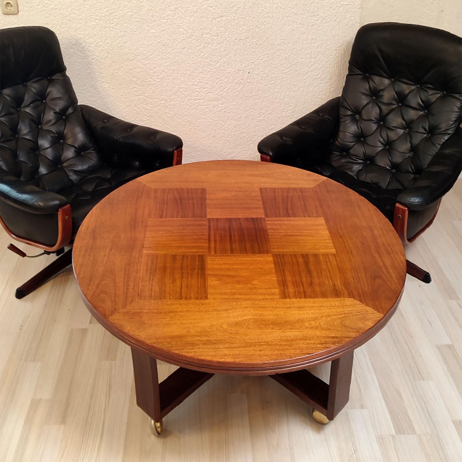 Suédois Table basse ronde à plateau en marqueterie et roulettes, Möbelfabriks AB Carlsson Suède en vente