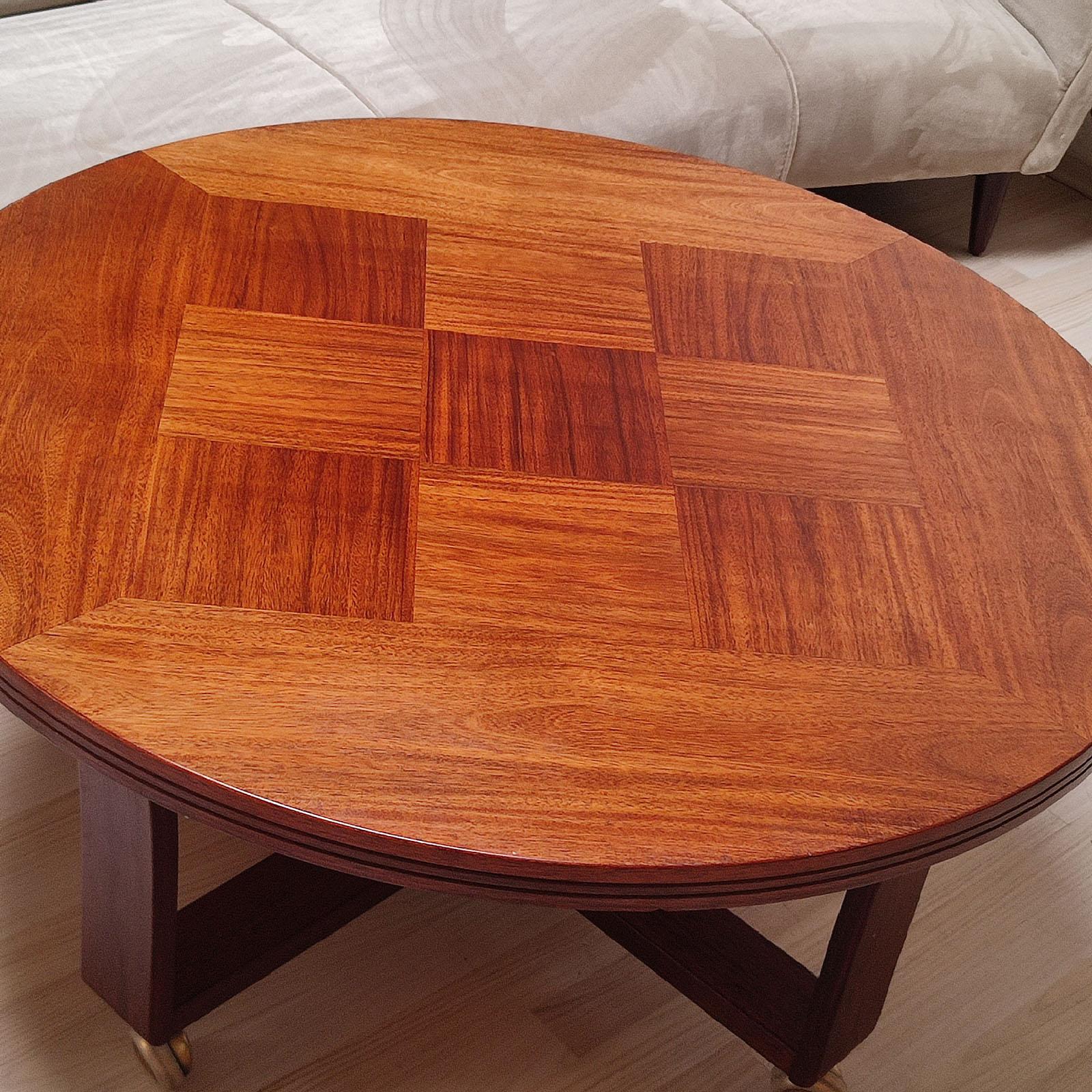 Marqueterie Table basse ronde à plateau en marqueterie et roulettes, Möbelfabriks AB Carlsson Suède en vente