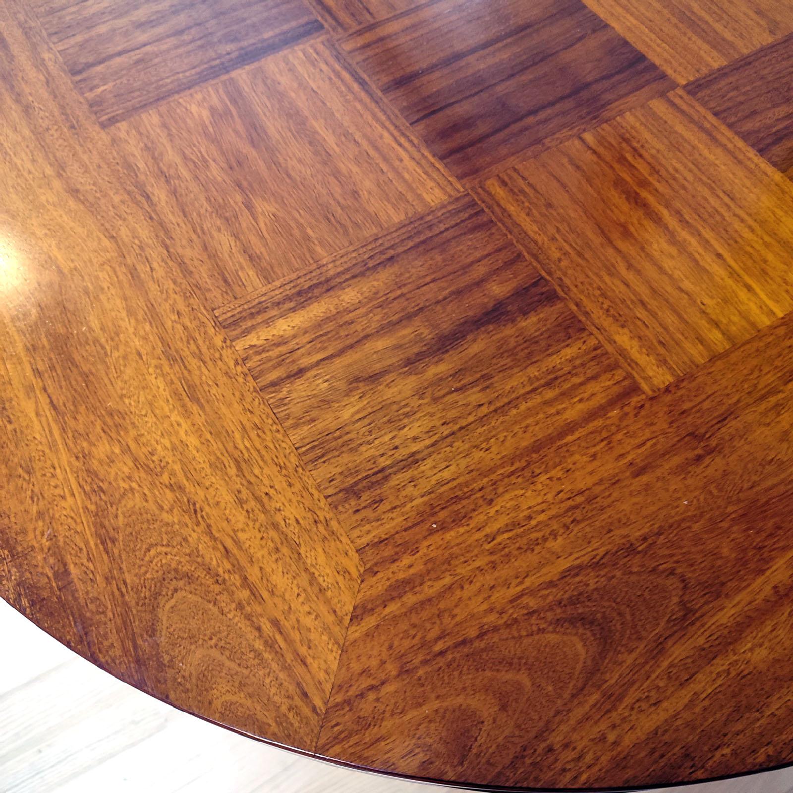Table basse ronde à plateau en marqueterie et roulettes, Möbelfabriks AB Carlsson Suède Bon état - En vente à Bochum, NRW