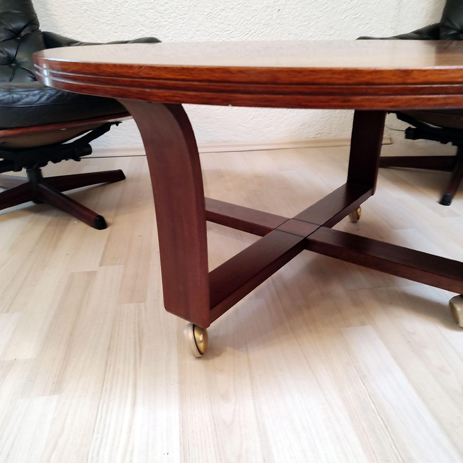 Fin du 20e siècle Table basse ronde à plateau en marqueterie et roulettes, Möbelfabriks AB Carlsson Suède en vente
