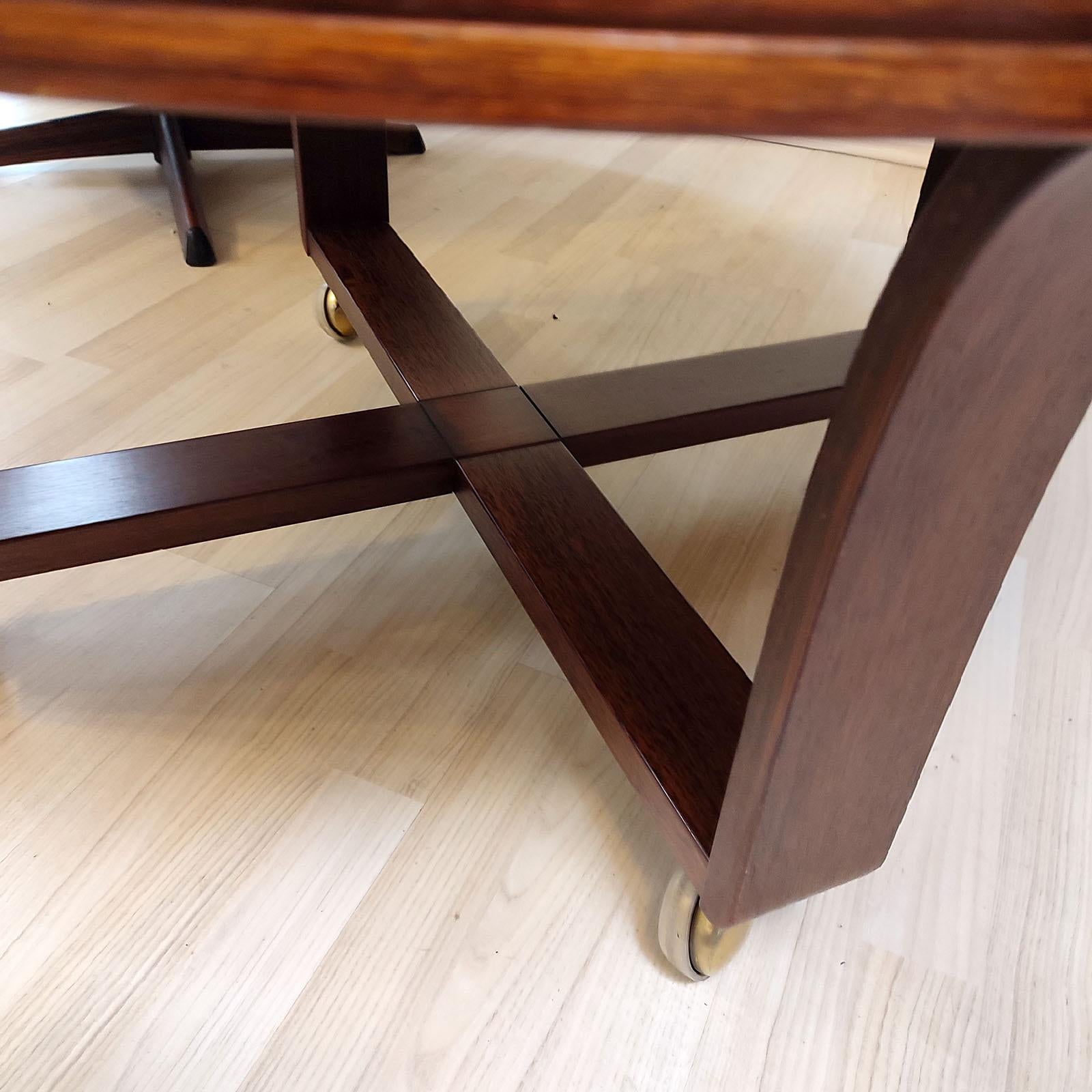 Bois Table basse ronde à plateau en marqueterie et roulettes, Möbelfabriks AB Carlsson Suède en vente