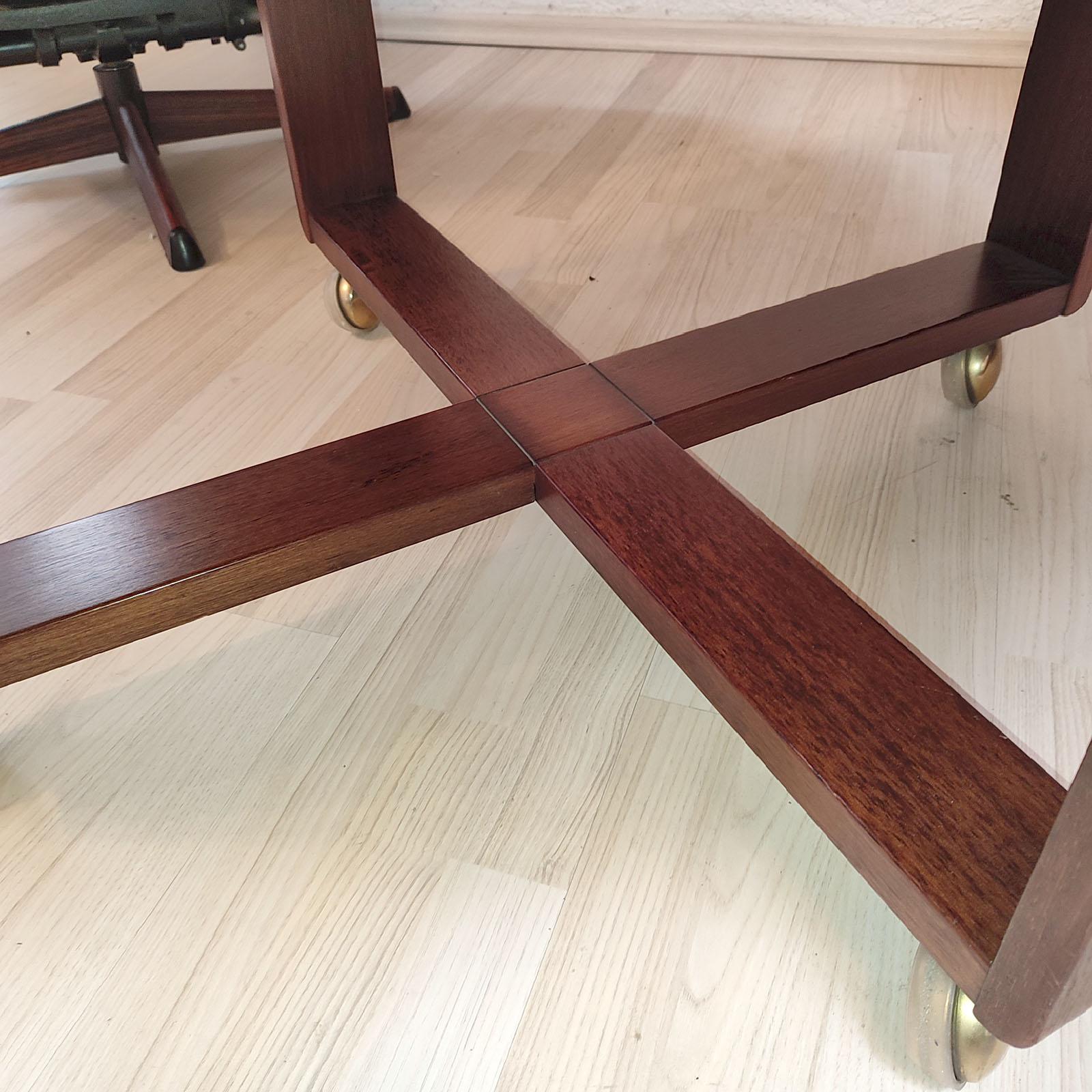 Table basse ronde à plateau en marqueterie et roulettes, Möbelfabriks AB Carlsson Suède en vente 1