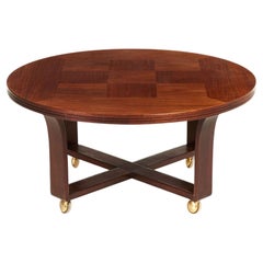 Tavolino rotondo con piano intarsiato e rotelle, Möbelfabriks AB Carlsson Svezia Tavolino rotondo con piano intarsiato e rotelle, Möbelfabriks AB Carlsson Svezia