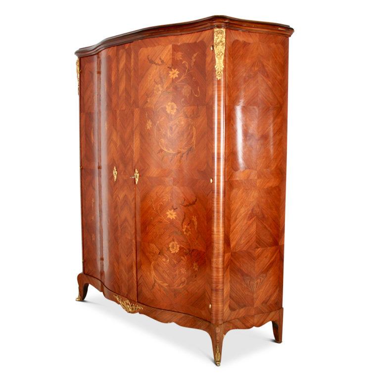 Beautifully detailed, with superior gilt bronze mounts, this armoire is from Paris, circa 1940.



 