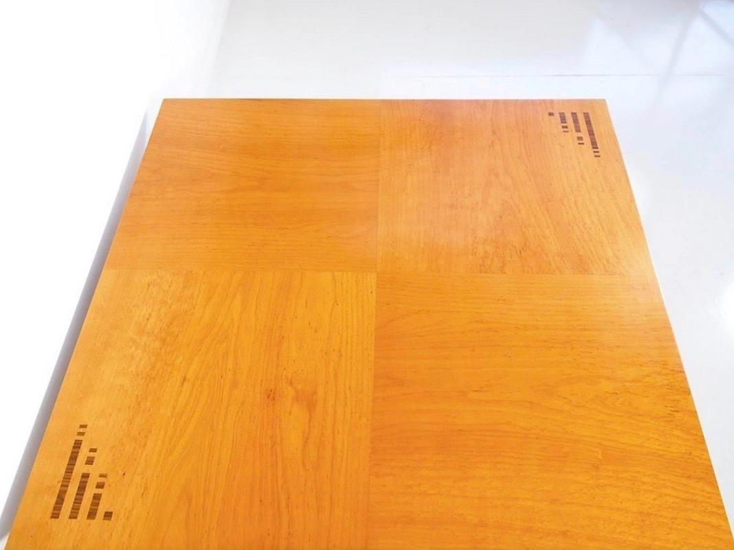 Magnifique table basse en bois de noyer conçue par le designer de meubles espagnol Jaume Tresserra en 1987, également produite à cette époque. En bois de noyer clair avec marqueterie plus foncée.