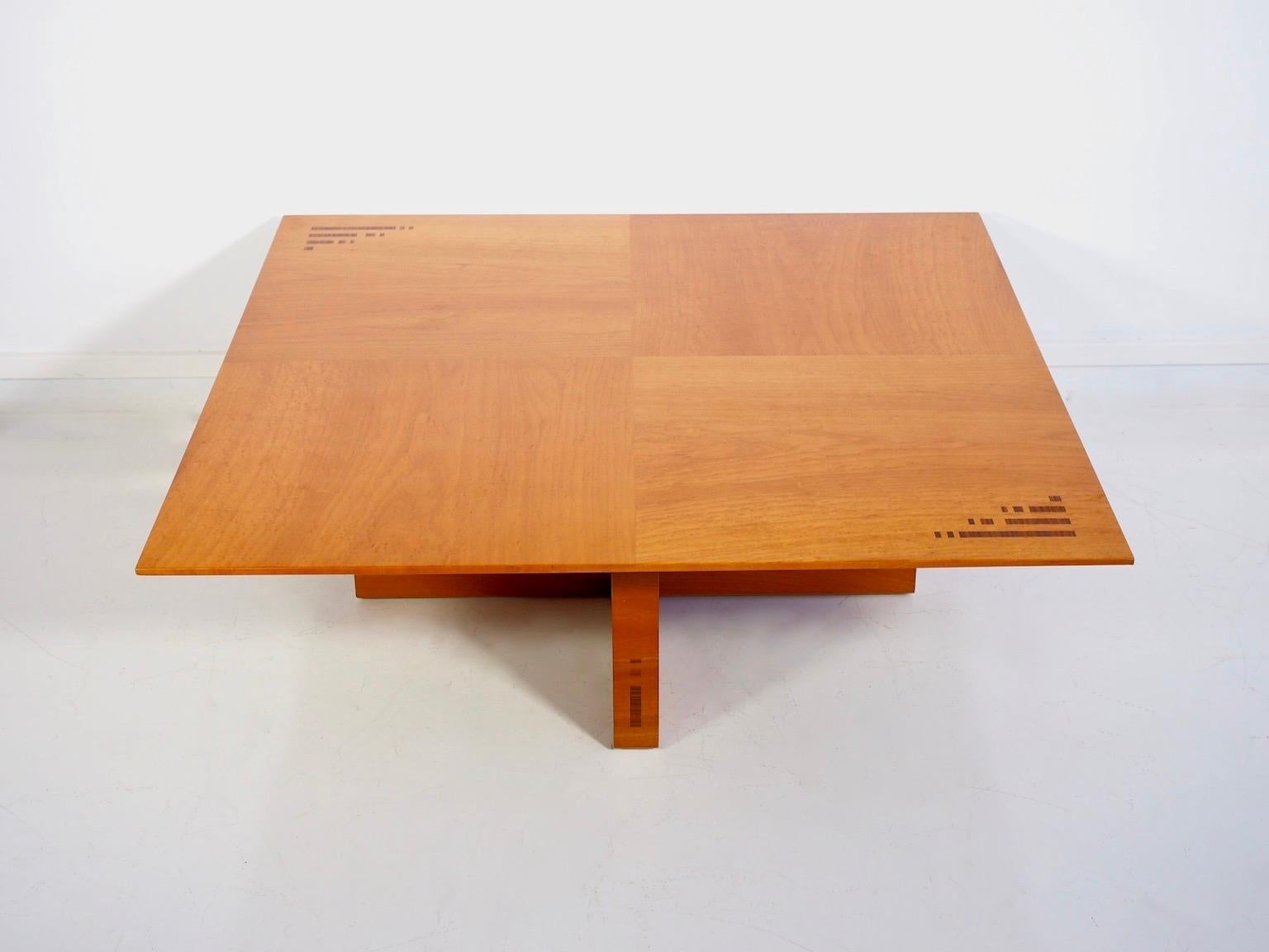 Magnifique table basse en bois de noyer conçue par le designer de meubles espagnol Jaume Tresserra en 1987, également produite à cette époque. En bois de noyer clair avec marqueterie plus foncée.