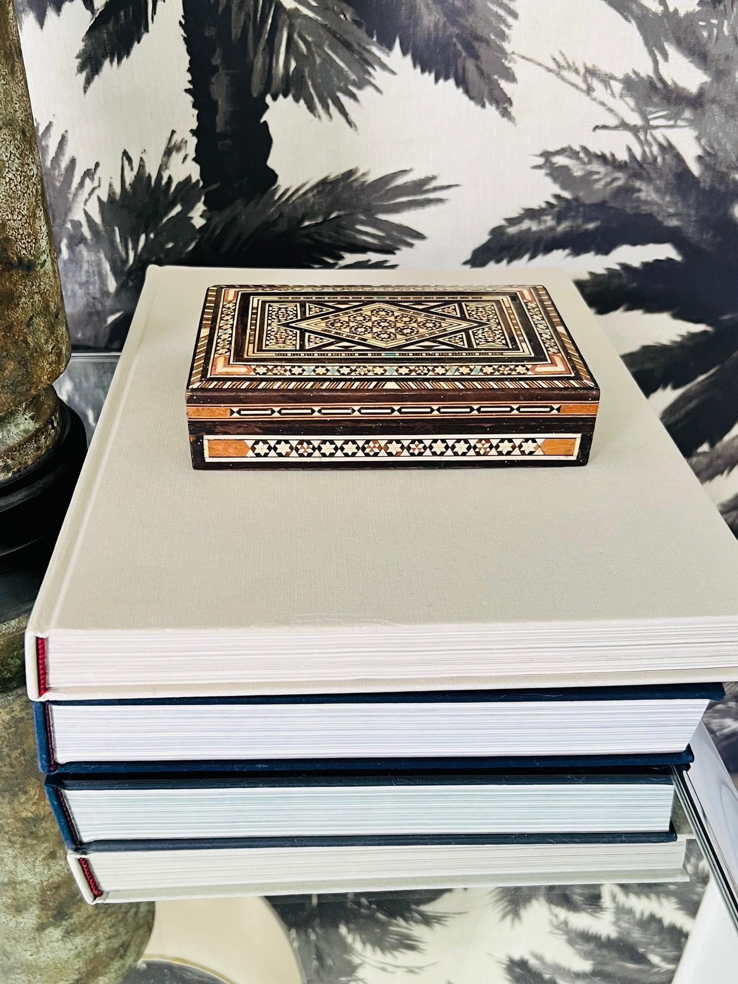Exquise boîte en bois Khatam fabriquée à la main avec un motif de marqueterie en micro-mosaïque, une ancienne technique persane d'incrustation.  Cette boîte de style mauresque présente des incrustations géométriques de bois et d'os. Fabrication