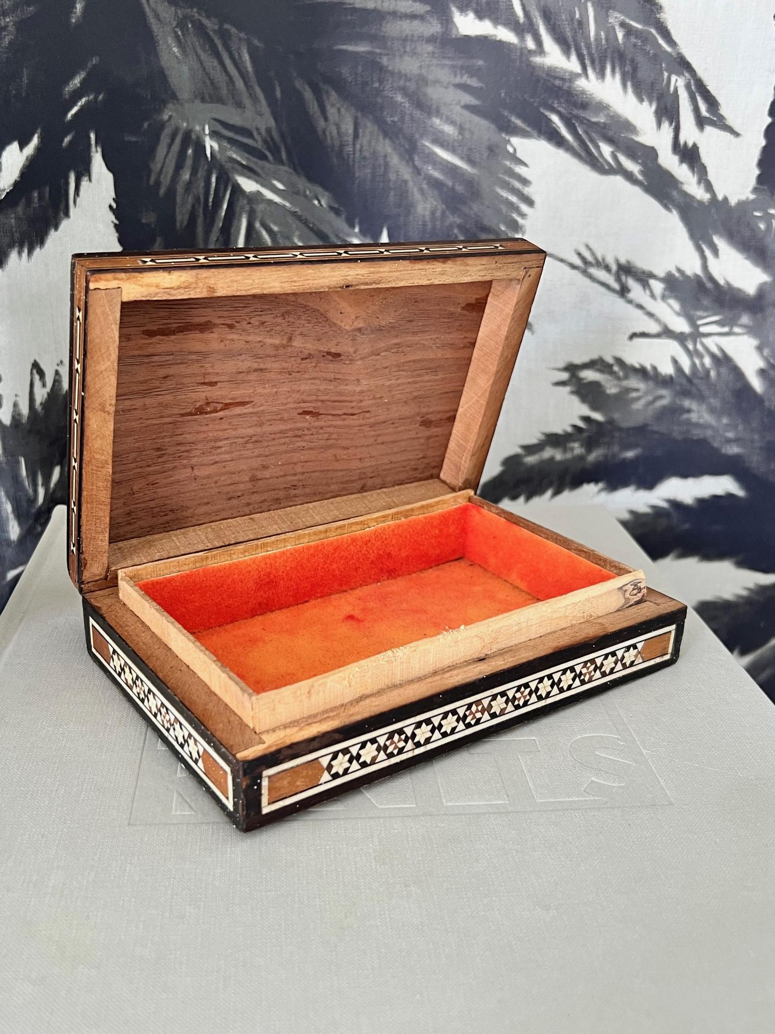 Milieu du XXe siècle Boîte en bois marqueté avec incrustations d'os en mosaïque, Moyen-Orient, vers les années 1940 en vente