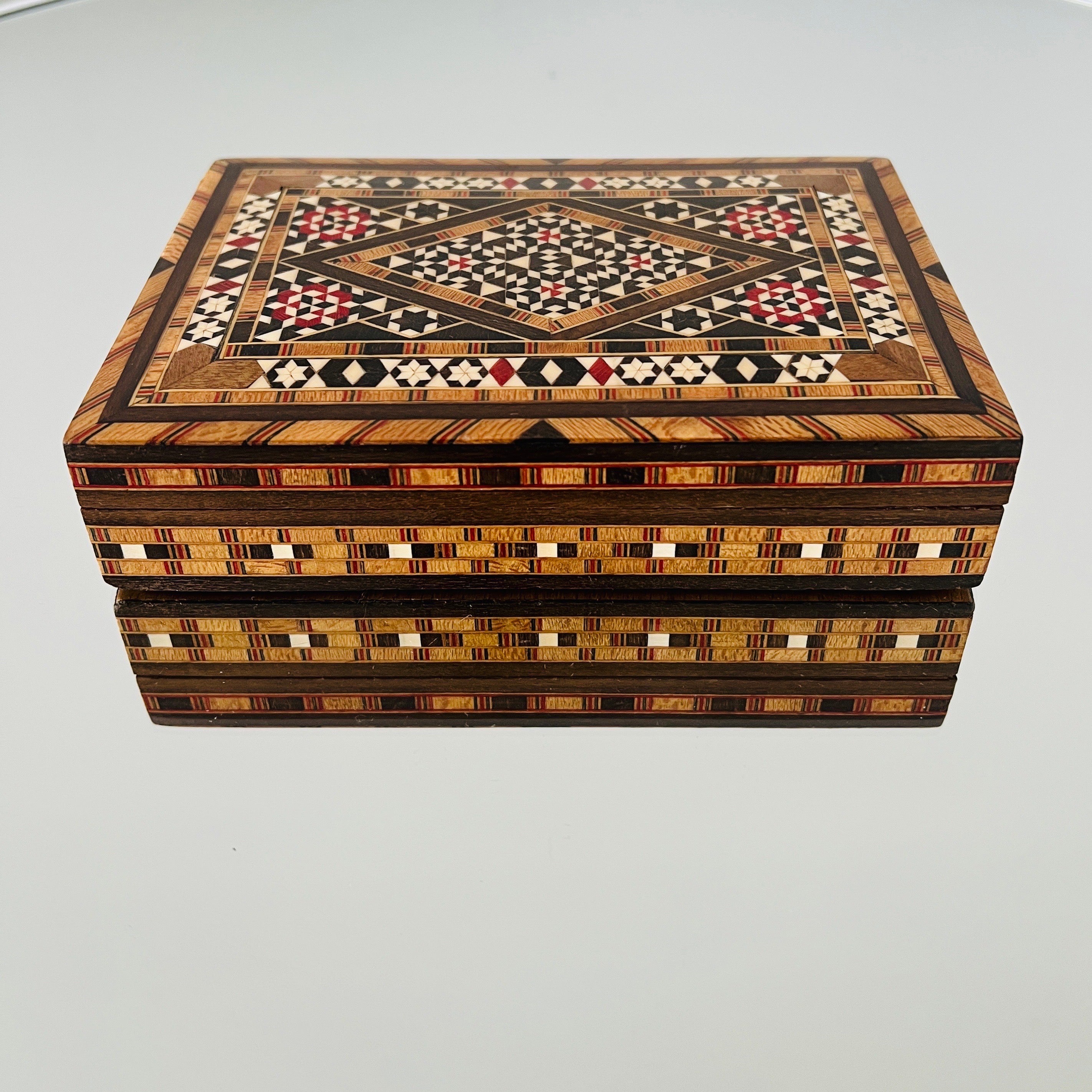 Intarsienkästchen aus Holz mit Mosaikeinlagen aus Knochen, Naher Osten, ca. 1970er Jahre (Maurisch) im Angebot