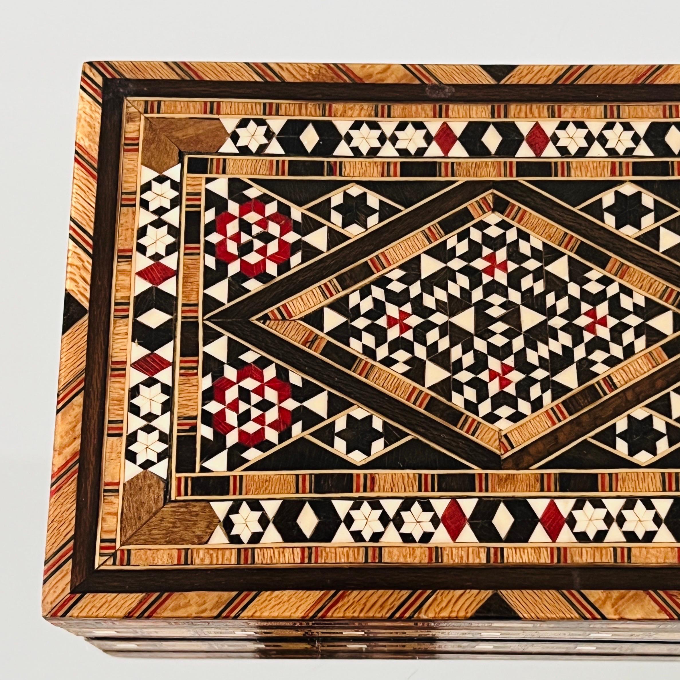 Intarsienkästchen aus Holz mit Mosaikeinlagen aus Knochen, Naher Osten, ca. 1970er Jahre (Westasiatisch) im Angebot