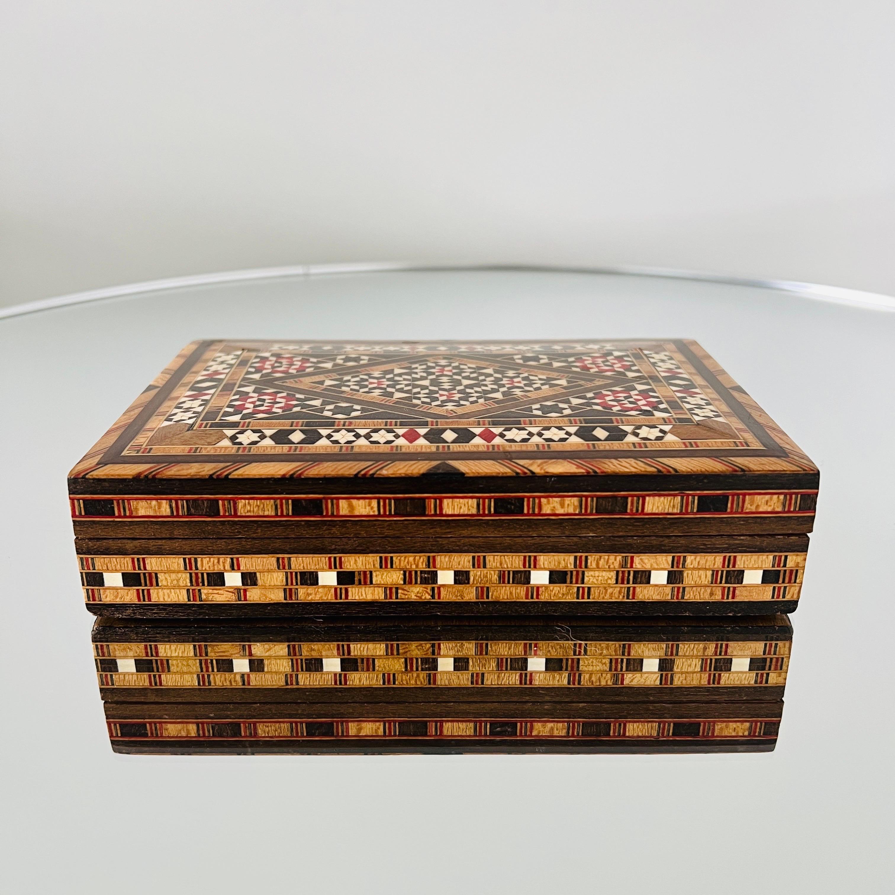 Intarsienkästchen aus Holz mit Mosaikeinlagen aus Knochen, Naher Osten, ca. 1970er Jahre (Ende des 20. Jahrhunderts) im Angebot