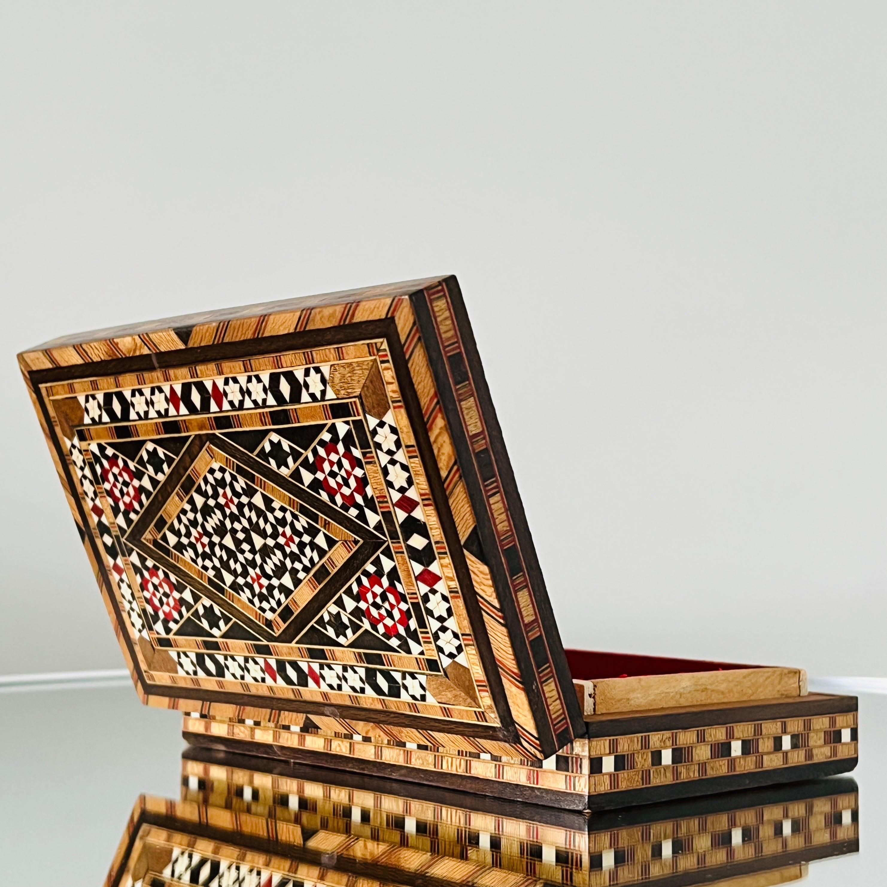 Intarsienkästchen aus Holz mit Mosaikeinlagen aus Knochen, Naher Osten, ca. 1970er Jahre (Samt) im Angebot