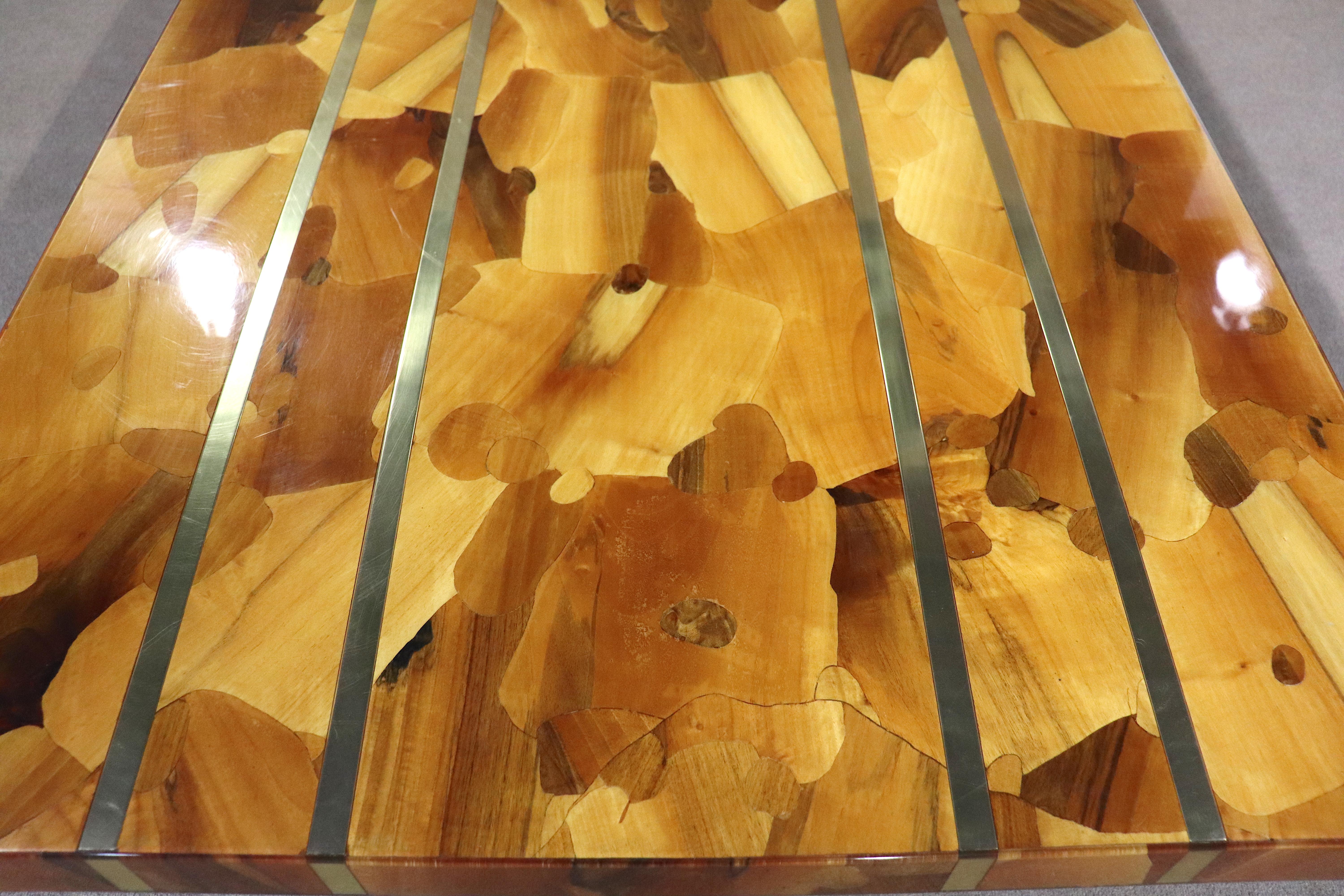 Table de salle à manger en bois marqueté et laiton incrusté en vente 4