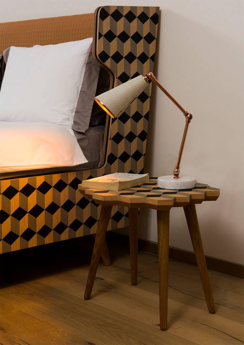 Cubic Dip-Bett mit Intarsien aus Holzfurnier und gepolstertem Kopfgestell (Arts and Crafts) im Angebot