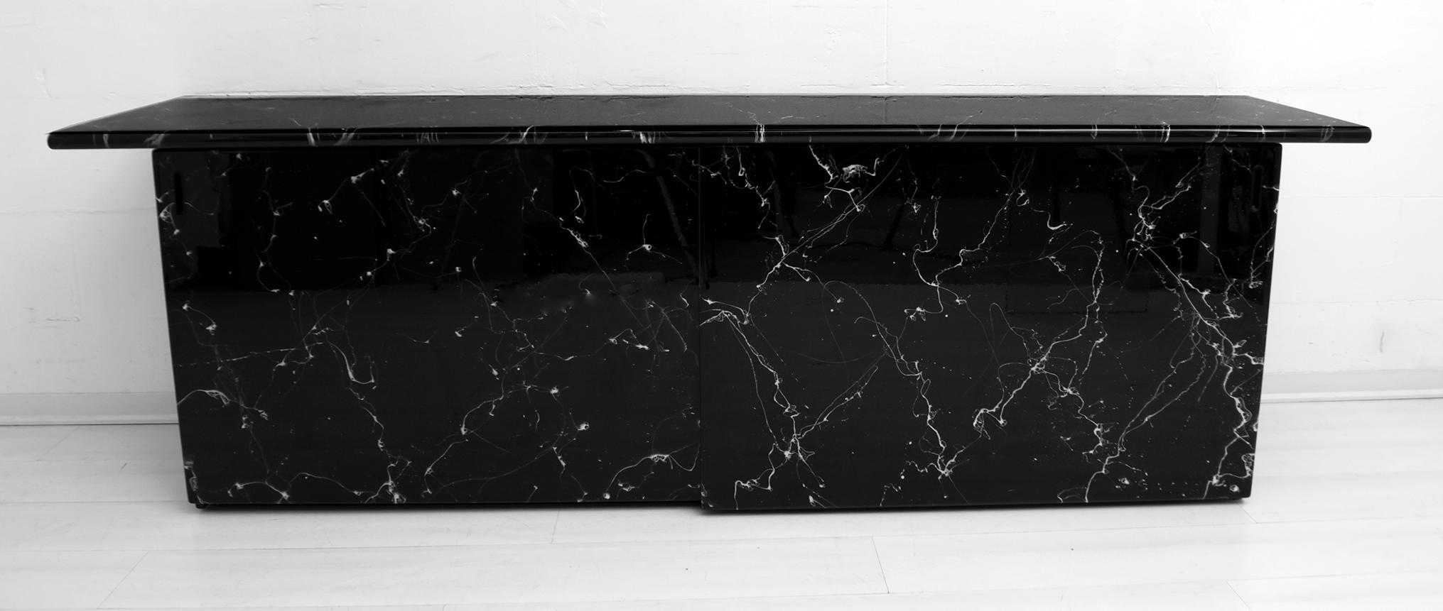 Credenza postmoderna in finto marmo Marquina. Un oggetto di lusso di alta gamma. Si adatterebbe bene a un arredamento eclettico di ispirazione postmoderna, in Italia, negli anni '80.