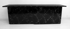 Buffet italien post-moderne Marquina en laque de marbre noir:: 1980